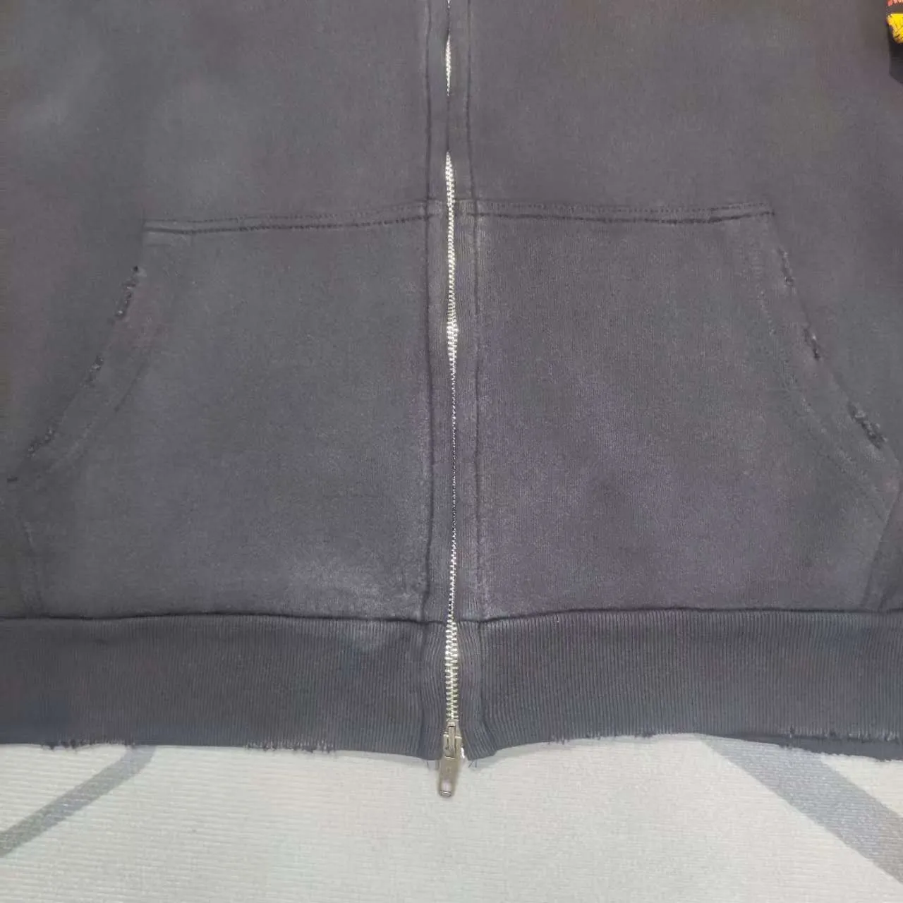 Top version BALENCIAGA/SS Balenciaga 2024 double-ring flame direct-injection printed washed and distressed hooded zipper jacket 2024 new style ✅No.1 quality in this market Real ceiling quality ✅All original development drawings pay attention to details to avoid stolen pictures from merchants ✅Correct 450g custom-woven and dyed 100% cotton double yarn compact cotton fabric ✅Imported Conley direct-injection printing color ZP consistent ✅Letter cracking process, clear and firm, no hand feel ✅Ready-made garments washed and distressed Overweight craftsmanship, good color fastness, consistent ZP. Let me explain why mine is a little more expensive than others, 1. It seems to be a simple printing or embroidery, but it is not simple at all. 10000% imported machine restoration is not just a lip service. You are welcome to compare with peers. 2. Each model is produced by the company. The details of the workmanship and fabrics are consistent with the original ones. There is no color difference between the details and the counters. Reproduction is not terrible. Whoever is fake is embarrassed. It’s not shameful to make a replica, it’s shameful if you can’t buy the correct version if you make a replica.  3. Note that the threaded collars are all original collars of certain countries and regions, with high wrapping. The width of the neckline and cabinets are accurate to the millimeter. Thick necklines are not easy to deform. The collars of high-end products are all restored cabinets. They are different from the big collars in the world. Ordinary garbage short-sleeves are printed with a print. The clavicle of the upper body is exposed. Please be patient. Customers who have bought genuine products or have seen genuine products will come back to place orders again. This is quality. This is quality. 4. Different styles of washed wheat main wheat, including imported wheat, have different colors and codes. Really restore the counter. As we all know, Balenciaga's collar labels in each quarter have different English or different colors. This distinguishes fast food from the world's same-colored main wheat washed wheat. 5. Pay attention to the workmanship. The stitching at the neckline has no folds, smooth and natural without overlapping lines, and truly restores this. This is something that many people cannot do. 6. The fabric is made of 450g Paris-specific double yarn. No one can make better fabrics than my family. There's really no way to compare it with the ordinary version on the market. Respect it. It's genuine and costs thousands of dollars anyway. Don't go wrong with the quality of street stall products. 7. The workmanship is fully restored and the packaging is fully restored. The cost is huge. 8. I guarantee here that this is the highest quality you can find. P:510 Size: XS-S-M-L (the correct version is very large)
