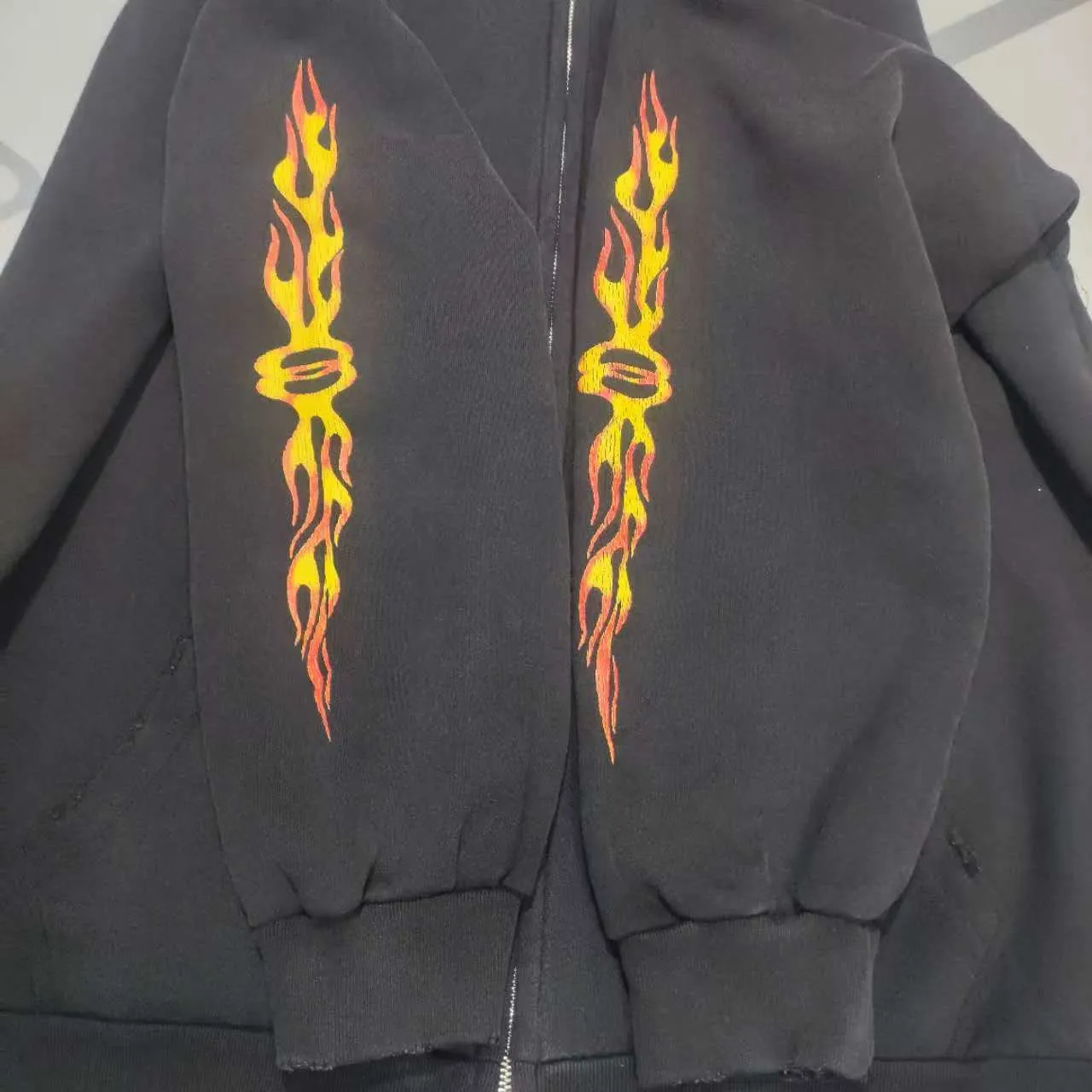 Top version BALENCIAGA/SS Balenciaga 2024 double-ring flame direct-injection printed washed and distressed hooded zipper jacket 2024 new style ✅No.1 quality in this market Real ceiling quality ✅All original development drawings pay attention to details to avoid stolen pictures from merchants ✅Correct 450g custom-woven and dyed 100% cotton double yarn compact cotton fabric ✅Imported Conley direct-injection printing color ZP consistent ✅Letter cracking process, clear and firm, no hand feel ✅Ready-made garments washed and distressed Overweight craftsmanship, good color fastness, consistent ZP. Let me explain why mine is a little more expensive than others, 1. It seems to be a simple printing or embroidery, but it is not simple at all. 10000% imported machine restoration is not just a lip service. You are welcome to compare with peers. 2. Each model is produced by the company. The details of the workmanship and fabrics are consistent with the original ones. There is no color difference between the details and the counters. Reproduction is not terrible. Whoever is fake is embarrassed. It’s not shameful to make a replica, it’s shameful if you can’t buy the correct version if you make a replica.  3. Note that the threaded collars are all original collars of certain countries and regions, with high wrapping. The width of the neckline and cabinets are accurate to the millimeter. Thick necklines are not easy to deform. The collars of high-end products are all restored cabinets. They are different from the big collars in the world. Ordinary garbage short-sleeves are printed with a print. The clavicle of the upper body is exposed. Please be patient. Customers who have bought genuine products or have seen genuine products will come back to place orders again. This is quality. This is quality. 4. Different styles of washed wheat main wheat, including imported wheat, have different colors and codes. Really restore the counter. As we all know, Balenciaga's collar labels in each quarter have different English or different colors. This distinguishes fast food from the world's same-colored main wheat washed wheat. 5. Pay attention to the workmanship. The stitching at the neckline has no folds, smooth and natural without overlapping lines, and truly restores this. This is something that many people cannot do. 6. The fabric is made of 450g Paris-specific double yarn. No one can make better fabrics than my family. There's really no way to compare it with the ordinary version on the market. Respect it. It's genuine and costs thousands of dollars anyway. Don't go wrong with the quality of street stall products. 7. The workmanship is fully restored and the packaging is fully restored. The cost is huge. 8. I guarantee here that this is the highest quality you can find. P:510 Size: XS-S-M-L (the correct version is very large)