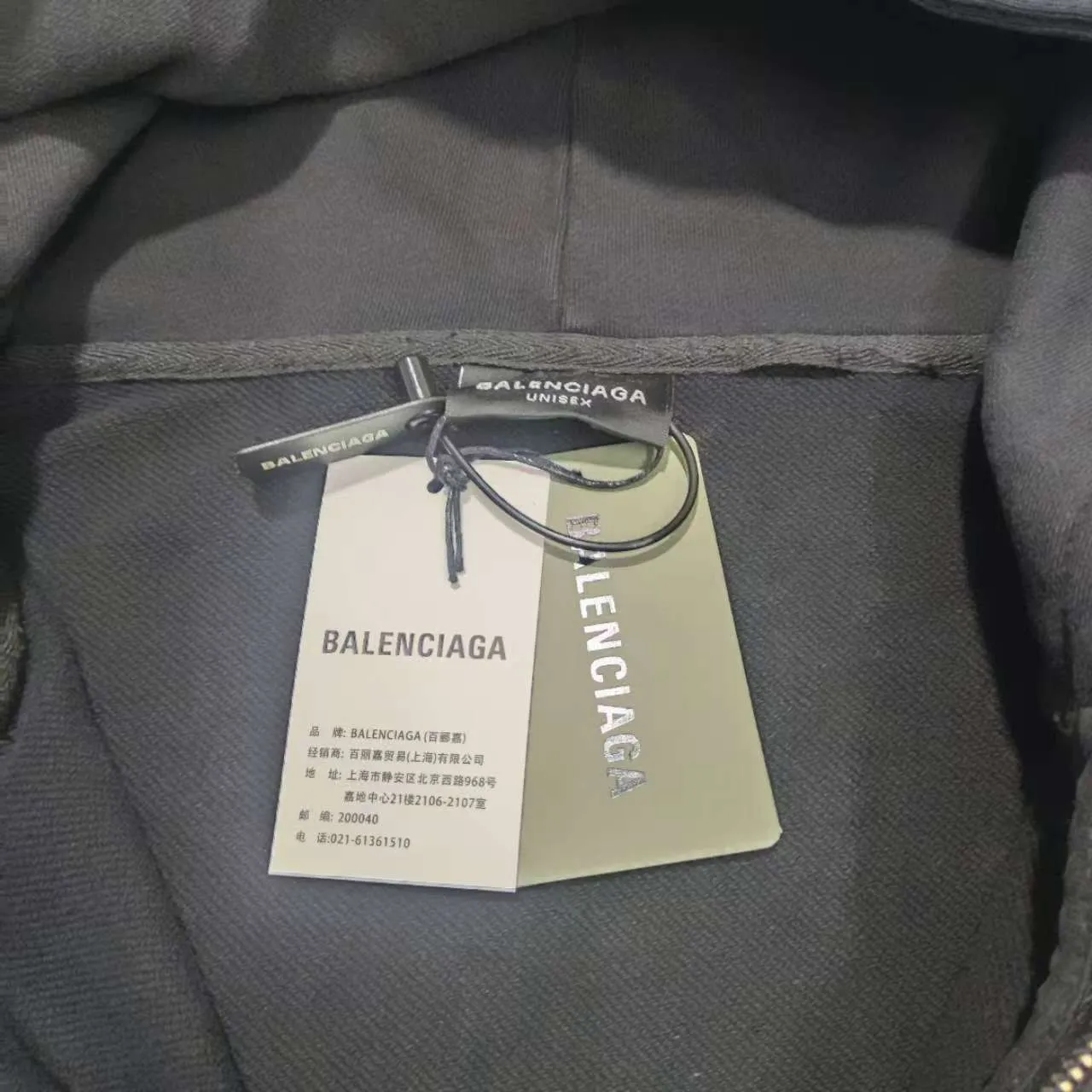 Top version BALENCIAGA/SS Balenciaga 2024 double-ring flame direct-injection printed washed and distressed hooded zipper jacket 2024 new style ✅No.1 quality in this market Real ceiling quality ✅All original development drawings pay attention to details to avoid stolen pictures from merchants ✅Correct 450g custom-woven and dyed 100% cotton double yarn compact cotton fabric ✅Imported Conley direct-injection printing color ZP consistent ✅Letter cracking process, clear and firm, no hand feel ✅Ready-made garments washed and distressed Overweight craftsmanship, good color fastness, consistent ZP. Let me explain why mine is a little more expensive than others, 1. It seems to be a simple printing or embroidery, but it is not simple at all. 10000% imported machine restoration is not just a lip service. You are welcome to compare with peers. 2. Each model is produced by the company. The details of the workmanship and fabrics are consistent with the original ones. There is no color difference between the details and the counters. Reproduction is not terrible. Whoever is fake is embarrassed. It’s not shameful to make a replica, it’s shameful if you can’t buy the correct version if you make a replica.  3. Note that the threaded collars are all original collars of certain countries and regions, with high wrapping. The width of the neckline and cabinets are accurate to the millimeter. Thick necklines are not easy to deform. The collars of high-end products are all restored cabinets. They are different from the big collars in the world. Ordinary garbage short-sleeves are printed with a print. The clavicle of the upper body is exposed. Please be patient. Customers who have bought genuine products or have seen genuine products will come back to place orders again. This is quality. This is quality. 4. Different styles of washed wheat main wheat, including imported wheat, have different colors and codes. Really restore the counter. As we all know, Balenciaga's collar labels in each quarter have different English or different colors. This distinguishes fast food from the world's same-colored main wheat washed wheat. 5. Pay attention to the workmanship. The stitching at the neckline has no folds, smooth and natural without overlapping lines, and truly restores this. This is something that many people cannot do. 6. The fabric is made of 450g Paris-specific double yarn. No one can make better fabrics than my family. There's really no way to compare it with the ordinary version on the market. Respect it. It's genuine and costs thousands of dollars anyway. Don't go wrong with the quality of street stall products. 7. The workmanship is fully restored and the packaging is fully restored. The cost is huge. 8. I guarantee here that this is the highest quality you can find. P:510 Size: XS-S-M-L (the correct version is very large)