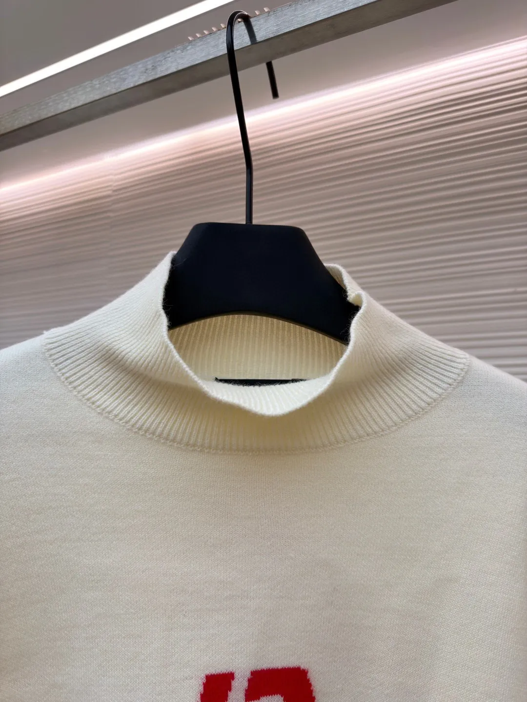 Balenciaga SKI ski series monogram jacquard turtleneck sweater ●Item number: 1681041-C10 ●Material: wool blended fabric ●Technology: jacquard production ●Version: loose version ●Weight: about 720 grams ●Size: The sleeves on both sides are designed with multiple logos and heavy jacquard design. The jacquard and fabric are integrated into one, and the ribbed collar is custom-woven. The overall wiring is straight and delicate, the fabric is comfortable and soft, and the color is consistent without color difference. It can be matched with the same style to create a fashionable look and control various occasions. Customized accessories, complete with three standards, same style for men and women!