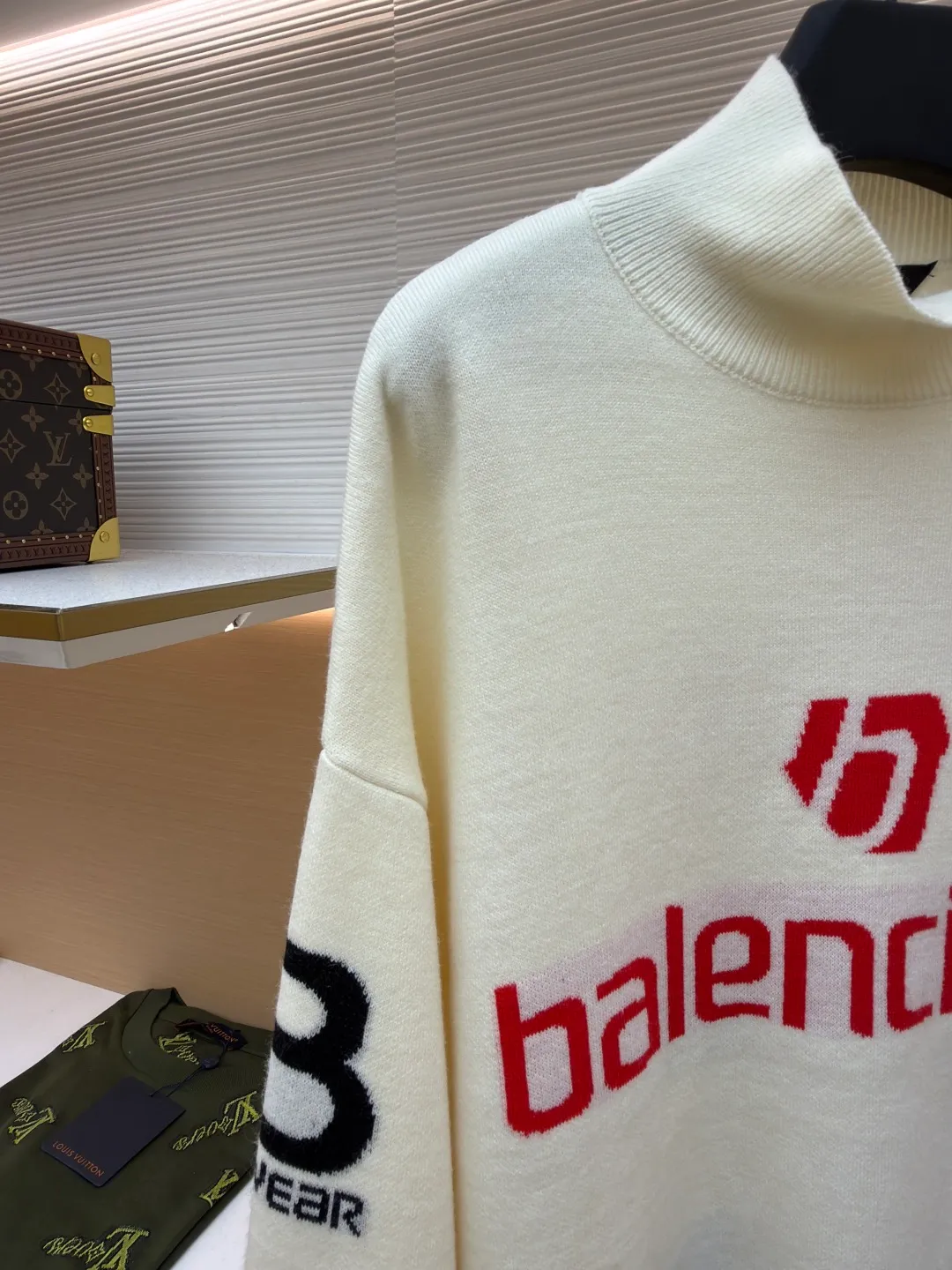 Balenciaga SKI ski series monogram jacquard turtleneck sweater ●Item number: 1681041-C10 ●Material: wool blended fabric ●Technology: jacquard production ●Version: loose version ●Weight: about 720 grams ●Size: The sleeves on both sides are designed with multiple logos and heavy jacquard design. The jacquard and fabric are integrated into one, and the ribbed collar is custom-woven. The overall wiring is straight and delicate, the fabric is comfortable and soft, and the color is consistent without color difference. It can be matched with the same style to create a fashionable look and control various occasions. Customized accessories, complete with three standards, same style for men and women!