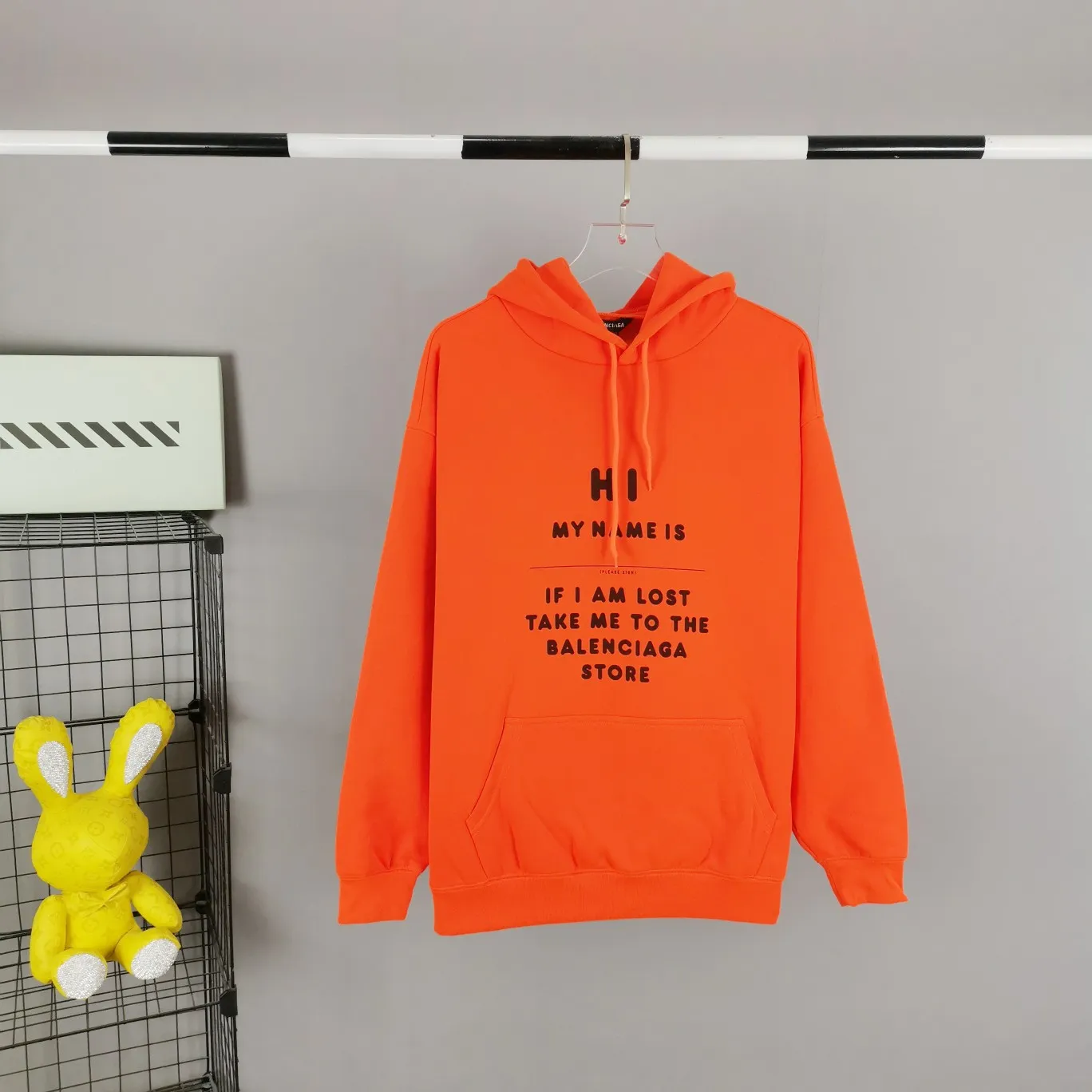[Off the shelves, only taking orders. {Top-quality authenticated version BALENCIAGA signature lost stickers, male and female couple star same style autumn and winter pure cotton hoodie sweatshirt HI MY NAME IS (), IF I AM LOST TAKE ME TO THE BALENCIAGA STORE. My name is (), if I'm lost please take me to the Balenciaga store. No matter where we go, we will never get lost! No matter how long we walk, we will eventually return to Balenciaga. A very interesting item. This single fabric is made of 520g custom-woven fleece fabric, which is full of drape. It uses the same materials as the original version and has the same weight and feel. The printing adopts screen printing technology, and proportional foaming powder is added to the glue. Repeat printing three times and dry at high temperature to make the printing firm, slightly convex and not easy to fall off or fade. Customized washed logo, main logo, hang tag, and hoodie, all consistent with the original version. This style is a regular style, with a hoodie, the clothes are complete, no distress (no holes, torn) Size: XS-L (can wear up to 230 catties) Color: Fluorescent orange milky white P: 490