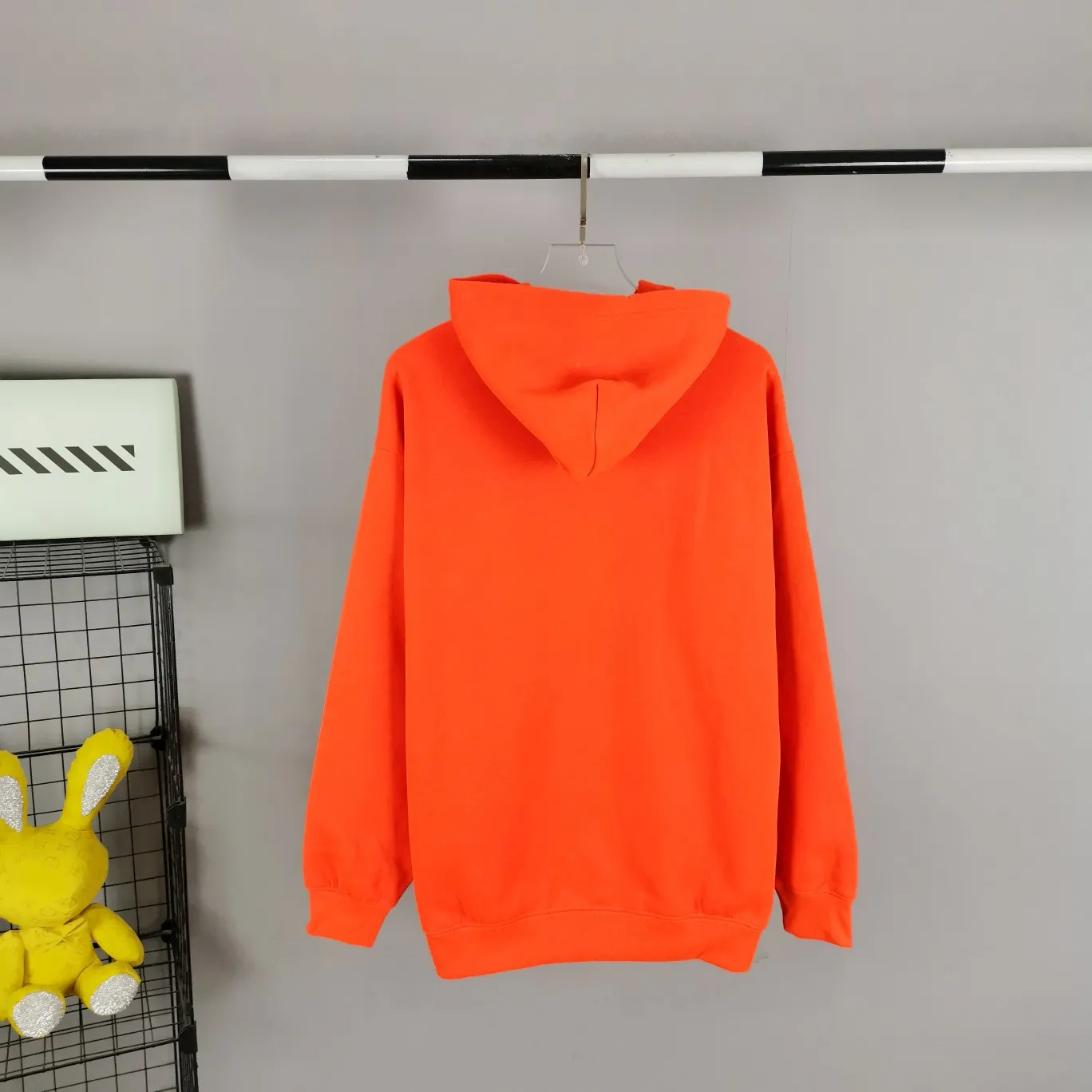 [Off the shelves, only taking orders. {Top-quality authenticated version BALENCIAGA signature lost stickers, male and female couple star same style autumn and winter pure cotton hoodie sweatshirt HI MY NAME IS (), IF I AM LOST TAKE ME TO THE BALENCIAGA STORE. My name is (), if I'm lost please take me to the Balenciaga store. No matter where we go, we will never get lost! No matter how long we walk, we will eventually return to Balenciaga. A very interesting item. This single fabric is made of 520g custom-woven fleece fabric, which is full of drape. It uses the same materials as the original version and has the same weight and feel. The printing adopts screen printing technology, and proportional foaming powder is added to the glue. Repeat printing three times and dry at high temperature to make the printing firm, slightly convex and not easy to fall off or fade. Customized washed logo, main logo, hang tag, and hoodie, all consistent with the original version. This style is a regular style, with a hoodie, the clothes are complete, no distress (no holes, torn) Size: XS-L (can wear up to 230 catties) Color: Fluorescent orange milky white P: 490