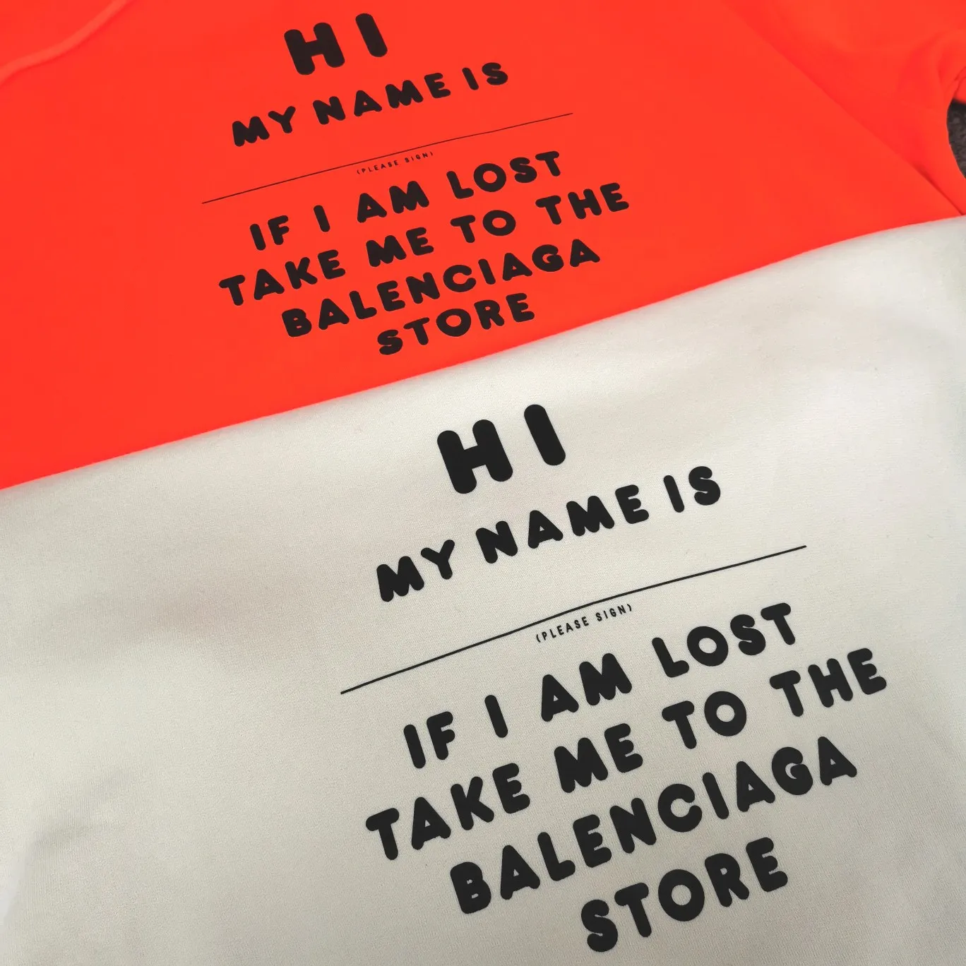 [Off the shelves, only taking orders. {Top-quality authenticated version BALENCIAGA signature lost stickers, male and female couple star same style autumn and winter pure cotton hoodie sweatshirt HI MY NAME IS (), IF I AM LOST TAKE ME TO THE BALENCIAGA STORE. My name is (), if I'm lost please take me to the Balenciaga store. No matter where we go, we will never get lost! No matter how long we walk, we will eventually return to Balenciaga. A very interesting item. This single fabric is made of 520g custom-woven fleece fabric, which is full of drape. It uses the same materials as the original version and has the same weight and feel. The printing adopts screen printing technology, and proportional foaming powder is added to the glue. Repeat printing three times and dry at high temperature to make the printing firm, slightly convex and not easy to fall off or fade. Customized washed logo, main logo, hang tag, and hoodie, all consistent with the original version. This style is a regular style, with a hoodie, the clothes are complete, no distress (no holes, torn) Size: XS-L (can wear up to 230 catties) Color: Fluorescent orange milky white P: 490