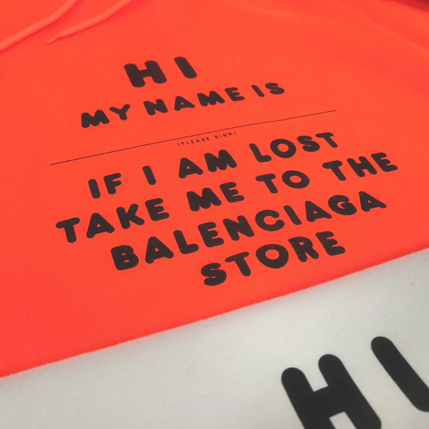 [Off the shelves, only taking orders. {Top-quality authenticated version BALENCIAGA signature lost stickers, male and female couple star same style autumn and winter pure cotton hoodie sweatshirt HI MY NAME IS (), IF I AM LOST TAKE ME TO THE BALENCIAGA STORE. My name is (), if I'm lost please take me to the Balenciaga store. No matter where we go, we will never get lost! No matter how long we walk, we will eventually return to Balenciaga. A very interesting item. This single fabric is made of 520g custom-woven fleece fabric, which is full of drape. It uses the same materials as the original version and has the same weight and feel. The printing adopts screen printing technology, and proportional foaming powder is added to the glue. Repeat printing three times and dry at high temperature to make the printing firm, slightly convex and not easy to fall off or fade. Customized washed logo, main logo, hang tag, and hoodie, all consistent with the original version. This style is a regular style, with a hoodie, the clothes are complete, no distress (no holes, torn) Size: XS-L (can wear up to 230 catties) Color: Fluorescent orange milky white P: 490