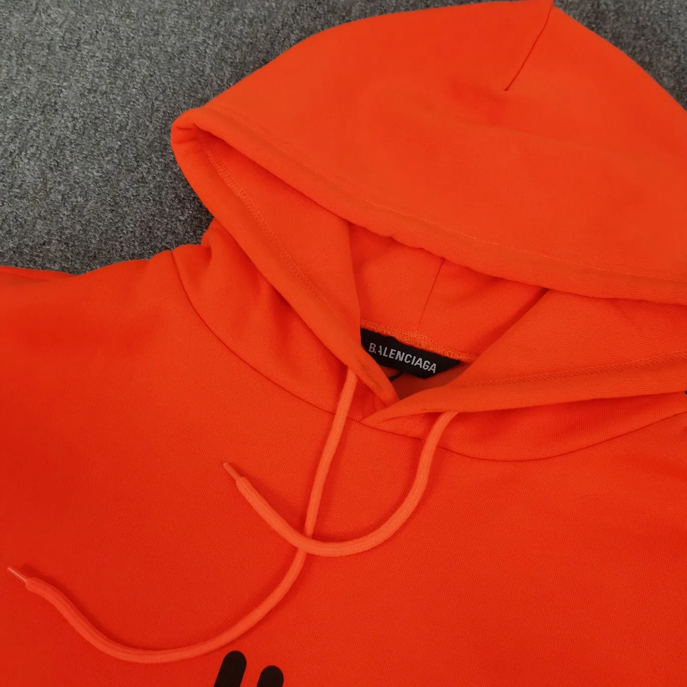 [Off the shelves, only taking orders. {Top-quality authenticated version BALENCIAGA signature lost stickers, male and female couple star same style autumn and winter pure cotton hoodie sweatshirt HI MY NAME IS (), IF I AM LOST TAKE ME TO THE BALENCIAGA STORE. My name is (), if I'm lost please take me to the Balenciaga store. No matter where we go, we will never get lost! No matter how long we walk, we will eventually return to Balenciaga. A very interesting item. This single fabric is made of 520g custom-woven fleece fabric, which is full of drape. It uses the same materials as the original version and has the same weight and feel. The printing adopts screen printing technology, and proportional foaming powder is added to the glue. Repeat printing three times and dry at high temperature to make the printing firm, slightly convex and not easy to fall off or fade. Customized washed logo, main logo, hang tag, and hoodie, all consistent with the original version. This style is a regular style, with a hoodie, the clothes are complete, no distress (no holes, torn) Size: XS-L (can wear up to 230 catties) Color: Fluorescent orange milky white P: 490