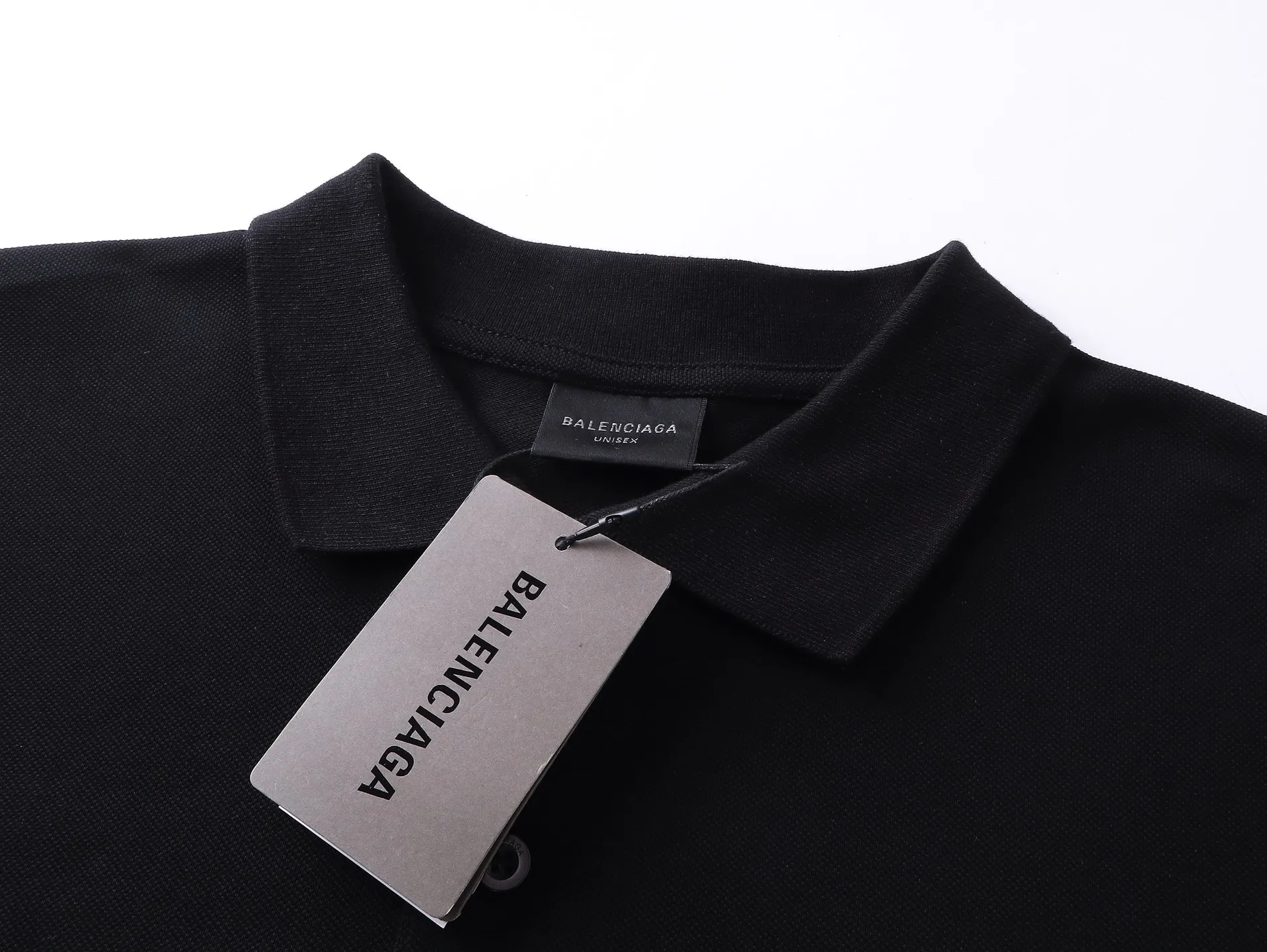 🅿️220 real photos [Top version. Official website quality] BALENCI*GA/Paris #2025 new front and back wave embroidered POLO shirt, front and back slit design, full of design, welcome to compare. The fabric is made of Paris ZP custom-woven and dyed cotton pique, weight 260 grams, clean cloth surface, clear cloth pattern, soft and comfortable. The threads are woven and dyed with no color difference. The embroidered LOGO is embroidered using imported Tajima embroidery machine. The effect is three-dimensional. Restore the brick cabinet, adopt OS loose shoulder style. Same style for men and women. Code: BL252207 Color: black, white Size: XS S M L