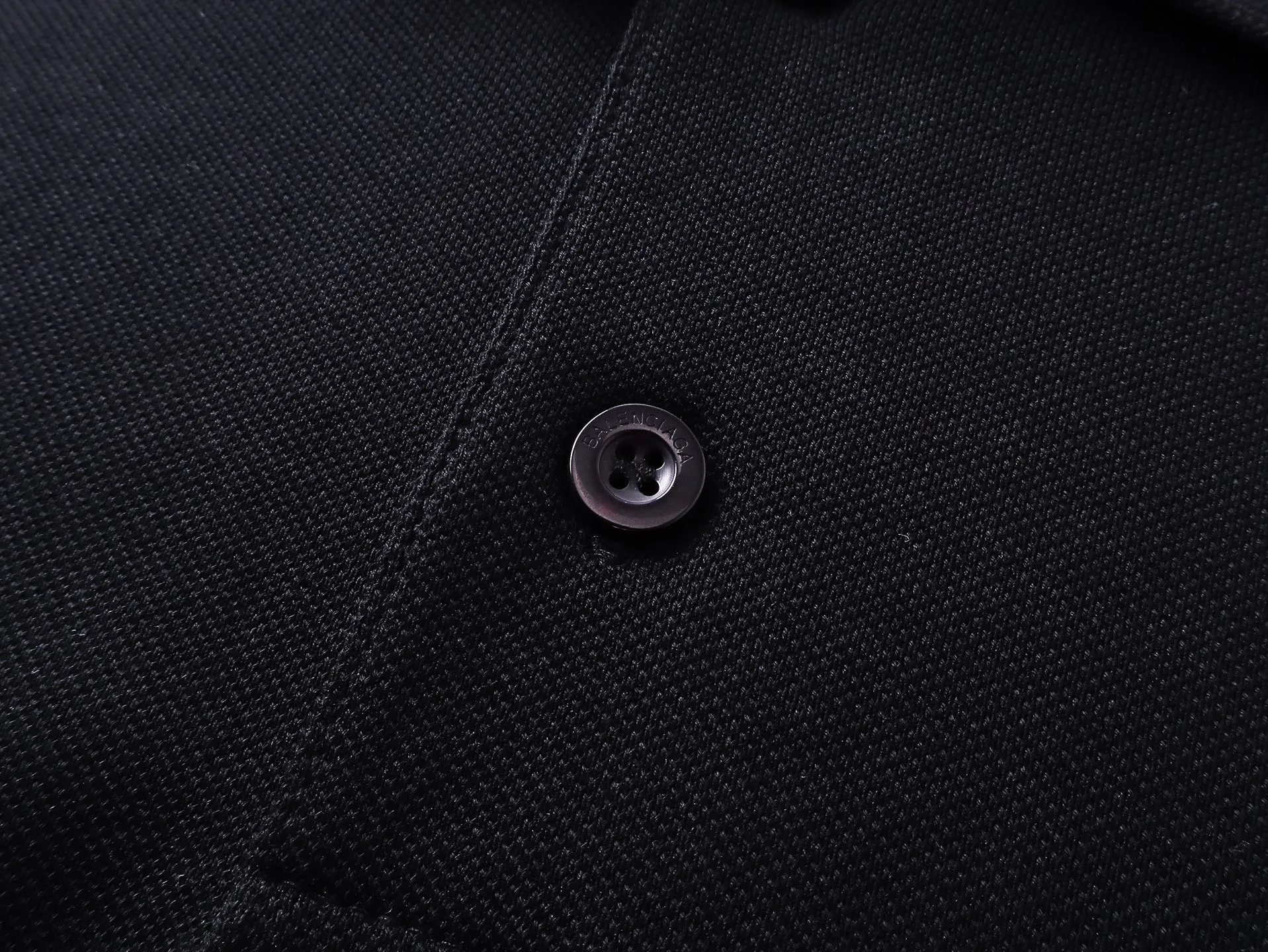 🅿️220 real photos [Top version. Official website quality] BALENCI*GA/Paris #2025 new front and back wave embroidered POLO shirt, front and back slit design, full of design, welcome to compare. The fabric is made of Paris ZP custom-woven and dyed cotton pique, weight 260 grams, clean cloth surface, clear cloth pattern, soft and comfortable. The threads are woven and dyed with no color difference. The embroidered LOGO is embroidered using imported Tajima embroidery machine. The effect is three-dimensional. Restore the brick cabinet, adopt OS loose shoulder style. Same style for men and women. Code: BL252207 Color: black, white Size: XS S M L
