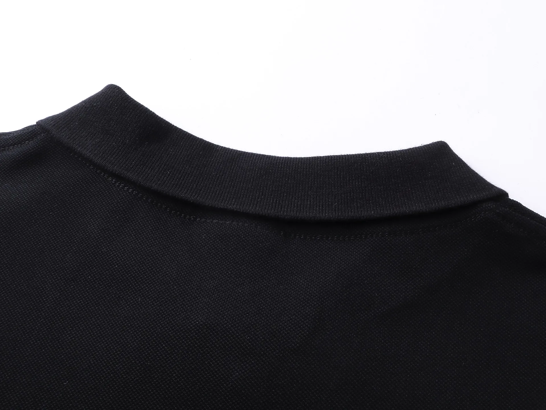 🅿️220 real photos [Top version. Official website quality] BALENCI*GA/Paris #2025 new front and back wave embroidered POLO shirt, front and back slit design, full of design, welcome to compare. The fabric is made of Paris ZP custom-woven and dyed cotton pique, weight 260 grams, clean cloth surface, clear cloth pattern, soft and comfortable. The threads are woven and dyed with no color difference. The embroidered LOGO is embroidered using imported Tajima embroidery machine. The effect is three-dimensional. Restore the brick cabinet, adopt OS loose shoulder style. Same style for men and women. Code: BL252207 Color: black, white Size: XS S M L