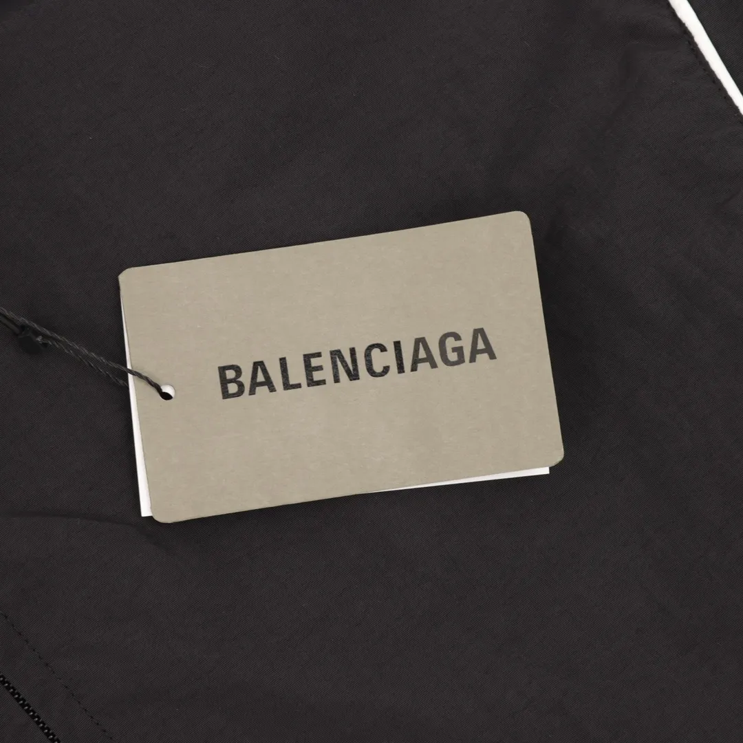 🅿️580 Balenciaga BLCG 25FW half-circle embroidered white stripe sports suit jacket. Light luxury. A must-have item for daily commuting for men and women. Correct version. Comparisons are welcome. Detailed features · Customized matte Taslan jacket fabric · The fabric has undergone a waterproof coating process · The lining is made of three-level polyester bird's eye mesh · OS ultra-loose silhouette design · Side zipper pockets hooded design · Internal zipper pocket design · Elastic waistband design at the hem · Customized molded hardware zippers Double puller design for jackets · Tajima high-speed embroidery machine with 100,000 three-dimensional needles · Splicing and inserting technology · Zippered pockets on the side of trousers · Customized molded hardware zippers with original logo · Original main mark washed tag packaging Color: Black Size: 46-52