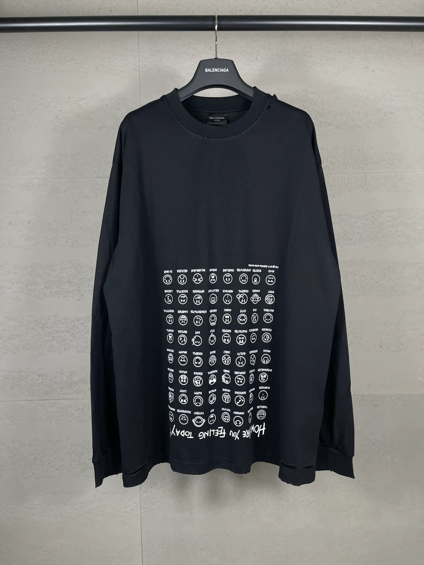 🅿️240 real photos [Top version. Official website quality] BALENCI*GA/Paris. SS25 latest smiling face collection printed washed, distressed and worn long-sleeved T-shirt. Ready-to-wear, many distressed and worn. Brick cabinets are synchronized. Genuine products are developed at the first time, and you can print and compare! The fabric is made of Paris ZP custom-woven and dyed cotton double yarn. Weighing 260 grams, the cloth surface is clean. The cloth pattern is clear, soft and comfortable. The threads are dyed with no color difference. The printing is made of environmentally friendly imported materials. The letters are clear and the effect is three-dimensional. The version adopts OS loose shoulder design. Same style for men and women. Code: BL235066 Color: Black Size: XS S M L