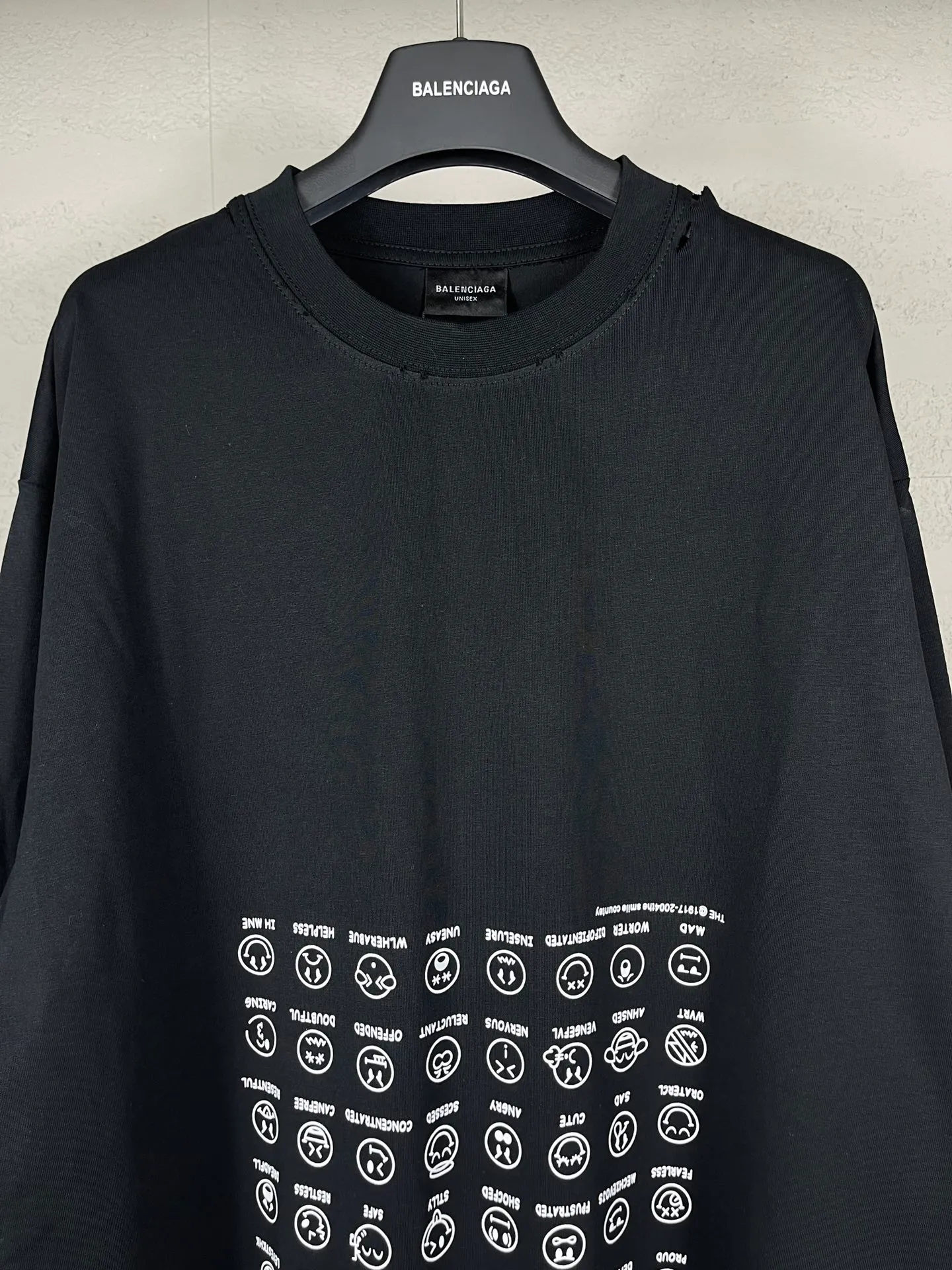 🅿️240 real photos [Top version. Official website quality] BALENCI*GA/Paris. SS25 latest smiling face collection printed washed, distressed and worn long-sleeved T-shirt. Ready-to-wear, many distressed and worn. Brick cabinets are synchronized. Genuine products are developed at the first time, and you can print and compare! The fabric is made of Paris ZP custom-woven and dyed cotton double yarn. Weighing 260 grams, the cloth surface is clean. The cloth pattern is clear, soft and comfortable. The threads are dyed with no color difference. The printing is made of environmentally friendly imported materials. The letters are clear and the effect is three-dimensional. The version adopts OS loose shoulder design. Same style for men and women. Code: BL235066 Color: Black Size: XS S M L
