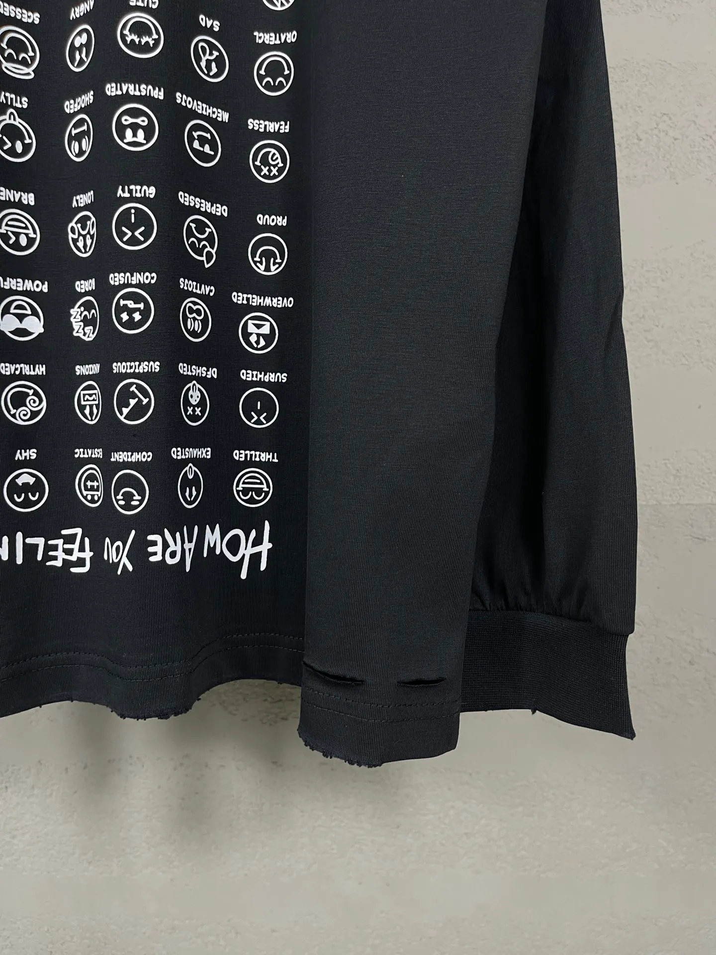 🅿️240 real photos [Top version. Official website quality] BALENCI*GA/Paris. SS25 latest smiling face collection printed washed, distressed and worn long-sleeved T-shirt. Ready-to-wear, many distressed and worn. Brick cabinets are synchronized. Genuine products are developed at the first time, and you can print and compare! The fabric is made of Paris ZP custom-woven and dyed cotton double yarn. Weighing 260 grams, the cloth surface is clean. The cloth pattern is clear, soft and comfortable. The threads are dyed with no color difference. The printing is made of environmentally friendly imported materials. The letters are clear and the effect is three-dimensional. The version adopts OS loose shoulder design. Same style for men and women. Code: BL235066 Color: Black Size: XS S M L