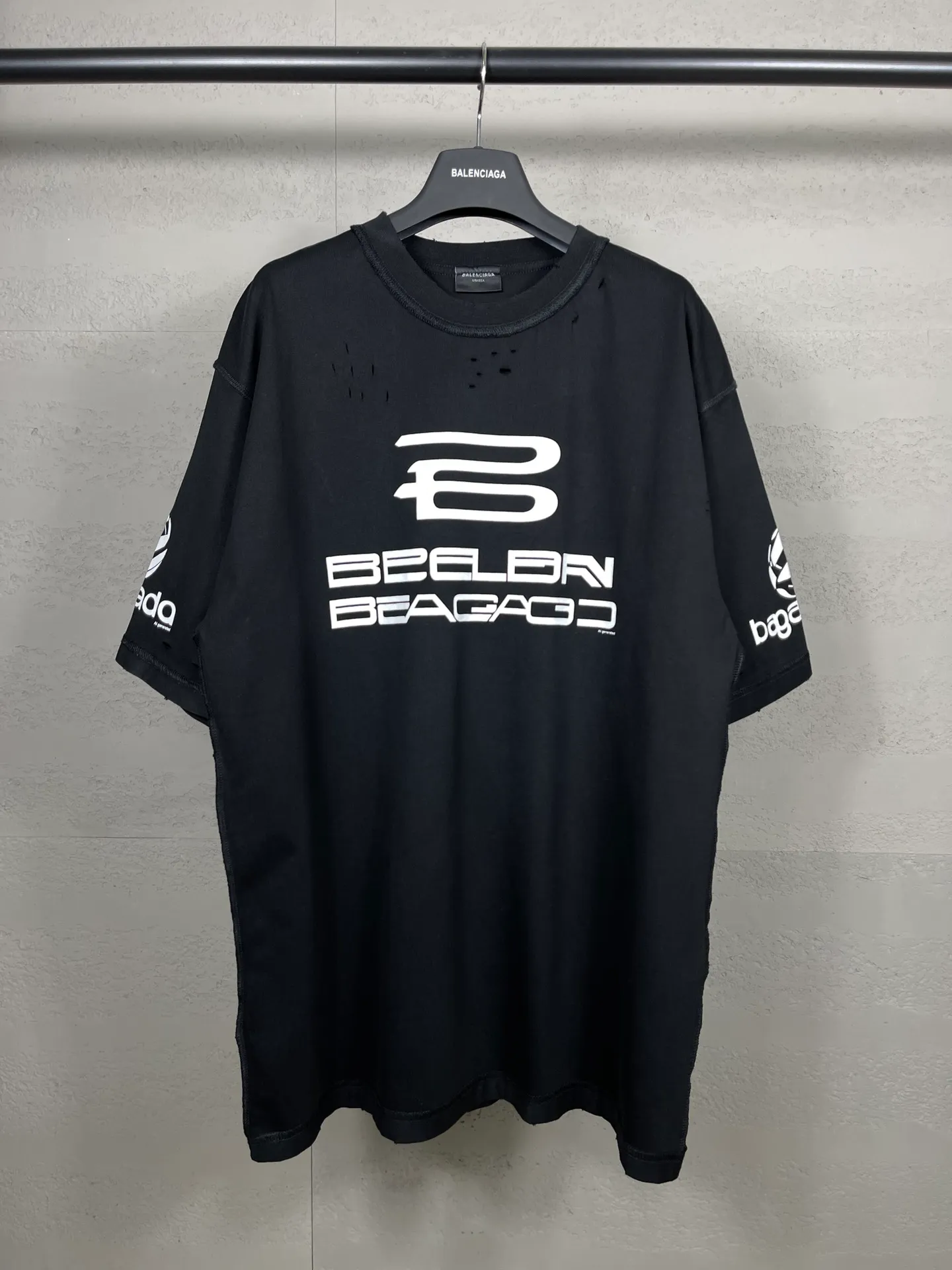 🅿️194 photos [Top version. Official website quality] BALENCI*GA/Paris AI GENERATED series new T-shirt #2024 new style. The reverse stitching design is full of sense. The front, back, left and right sleeves are printed with the new LOGO. The ready-made garments are washed and worn. Notice! ️The original version of this style is made with reverse stitching. It is worn, washed and distressed. This is the normal practice in the Jubie market. The black and gray cuff prints are different. #2024 Spring and Summer Brick Cabinet Synchronization Welcome to compare. The fabric is made of Paris ZP custom-woven and dyed cotton double yarn, with a weight of 260 grams. The cloth surface is clean. The cloth pattern is clear, soft and comfortable. The threads are dyed with no color difference. The classic letter LOGO is printed with imported environmentally friendly glue. The letters are clear and the effect is three-dimensional. Restore the brick cabinet, adopt OS loose shoulder style. Same style for men and women. Code: BL223335 Color: black, light gray, white. Size: XS to L