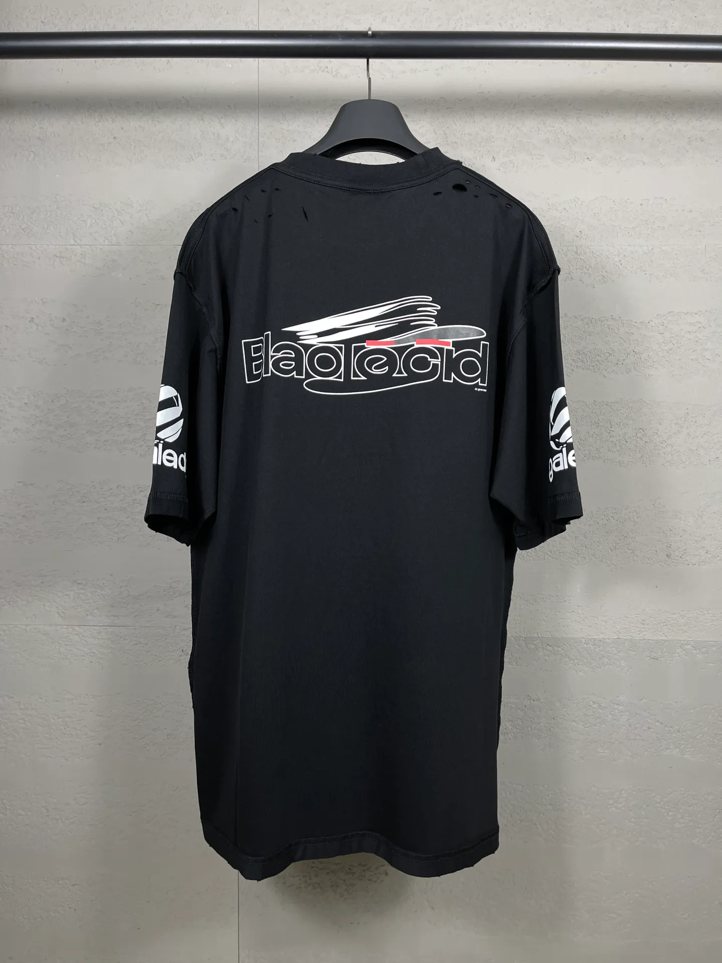 🅿️194 photos [Top version. Official website quality] BALENCI*GA/Paris AI GENERATED series new T-shirt #2024 new style. The reverse stitching design is full of sense. The front, back, left and right sleeves are printed with the new LOGO. The ready-made garments are washed and worn. Notice! ️The original version of this style is made with reverse stitching. It is worn, washed and distressed. This is the normal practice in the Jubie market. The black and gray cuff prints are different. #2024 Spring and Summer Brick Cabinet Synchronization Welcome to compare. The fabric is made of Paris ZP custom-woven and dyed cotton double yarn, with a weight of 260 grams. The cloth surface is clean. The cloth pattern is clear, soft and comfortable. The threads are dyed with no color difference. The classic letter LOGO is printed with imported environmentally friendly glue. The letters are clear and the effect is three-dimensional. Restore the brick cabinet, adopt OS loose shoulder style. Same style for men and women. Code: BL223335 Color: black, light gray, white. Size: XS to L