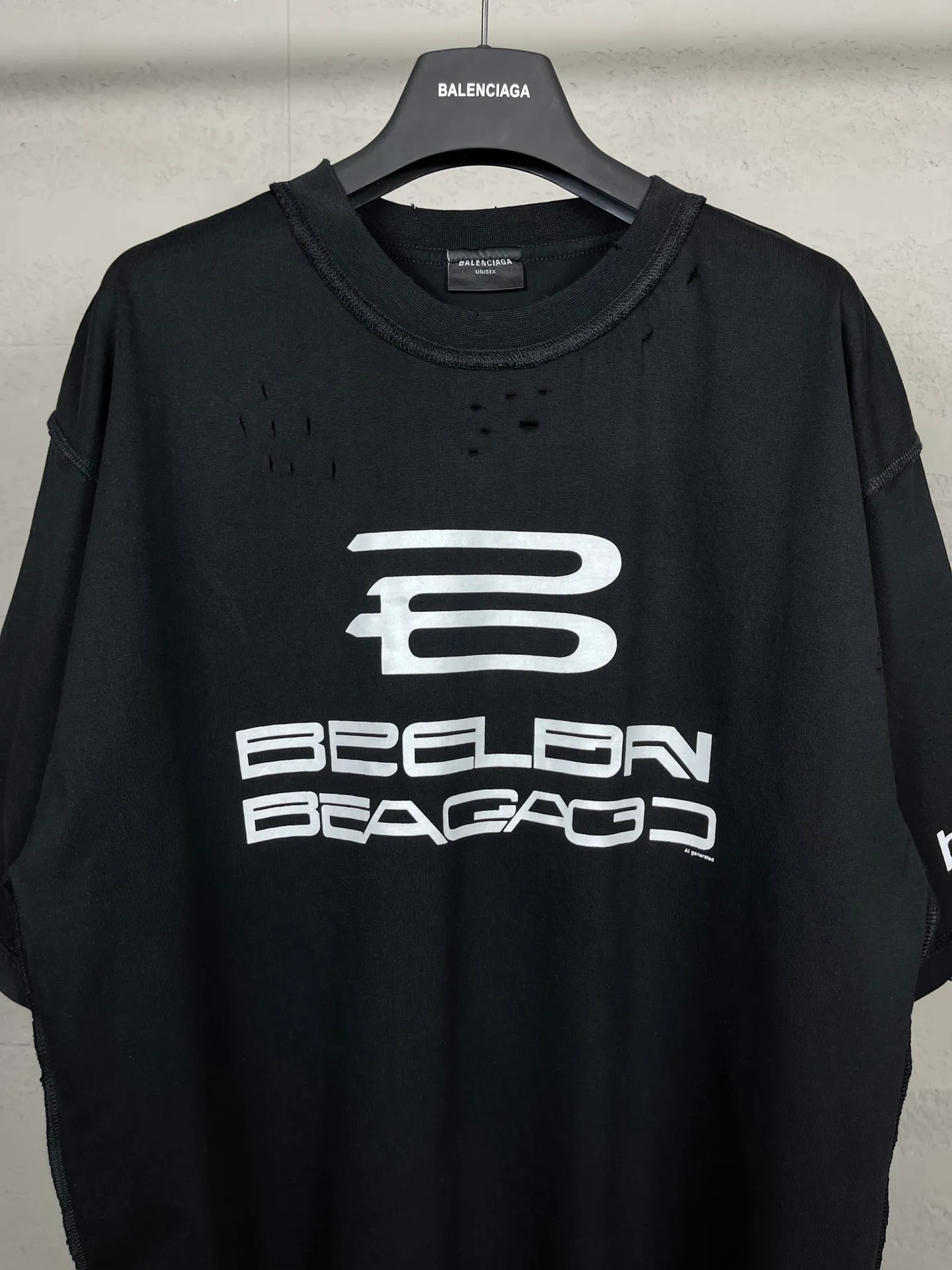🅿️194 photos [Top version. Official website quality] BALENCI*GA/Paris AI GENERATED series new T-shirt #2024 new style. The reverse stitching design is full of sense. The front, back, left and right sleeves are printed with the new LOGO. The ready-made garments are washed and worn. Notice! ️The original version of this style is made with reverse stitching. It is worn, washed and distressed. This is the normal practice in the Jubie market. The black and gray cuff prints are different. #2024 Spring and Summer Brick Cabinet Synchronization Welcome to compare. The fabric is made of Paris ZP custom-woven and dyed cotton double yarn, with a weight of 260 grams. The cloth surface is clean. The cloth pattern is clear, soft and comfortable. The threads are dyed with no color difference. The classic letter LOGO is printed with imported environmentally friendly glue. The letters are clear and the effect is three-dimensional. Restore the brick cabinet, adopt OS loose shoulder style. Same style for men and women. Code: BL223335 Color: black, light gray, white. Size: XS to L