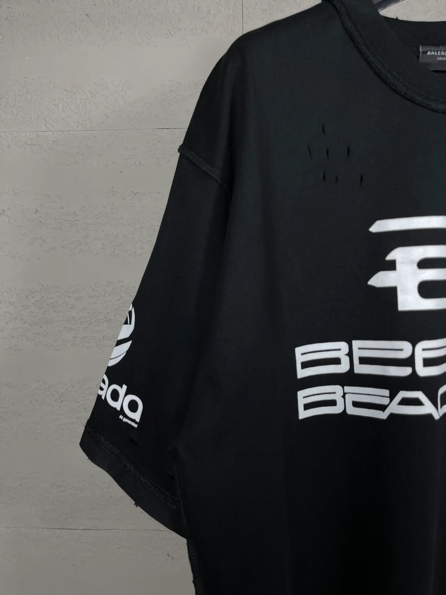 🅿️194 photos [Top version. Official website quality] BALENCI*GA/Paris AI GENERATED series new T-shirt #2024 new style. The reverse stitching design is full of sense. The front, back, left and right sleeves are printed with the new LOGO. The ready-made garments are washed and worn. Notice! ️The original version of this style is made with reverse stitching. It is worn, washed and distressed. This is the normal practice in the Jubie market. The black and gray cuff prints are different. #2024 Spring and Summer Brick Cabinet Synchronization Welcome to compare. The fabric is made of Paris ZP custom-woven and dyed cotton double yarn, with a weight of 260 grams. The cloth surface is clean. The cloth pattern is clear, soft and comfortable. The threads are dyed with no color difference. The classic letter LOGO is printed with imported environmentally friendly glue. The letters are clear and the effect is three-dimensional. Restore the brick cabinet, adopt OS loose shoulder style. Same style for men and women. Code: BL223335 Color: black, light gray, white. Size: XS to L