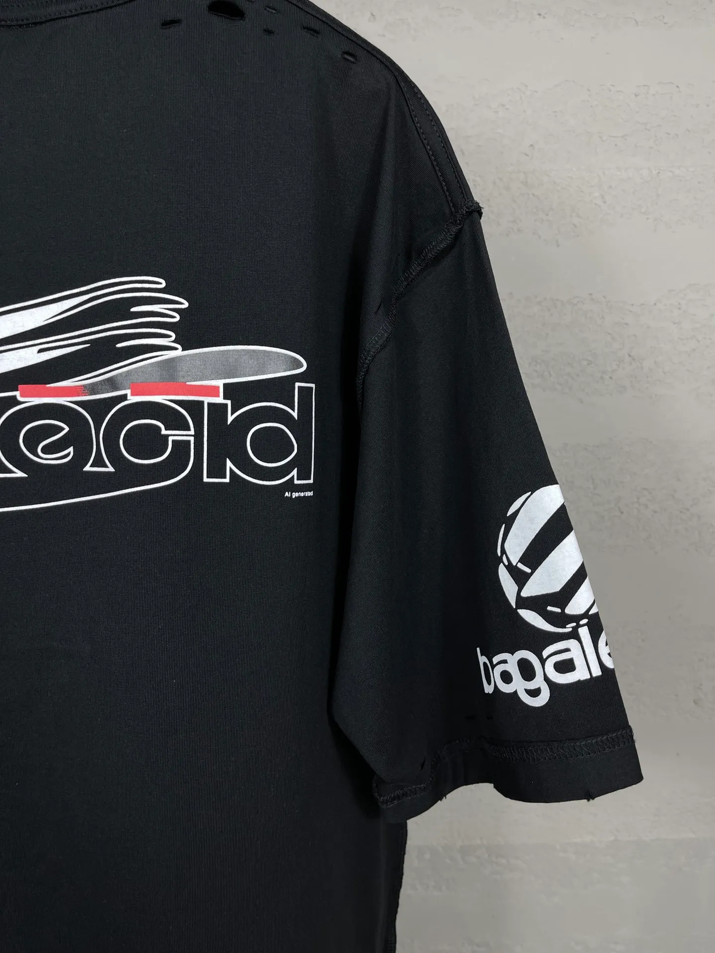 🅿️194 photos [Top version. Official website quality] BALENCI*GA/Paris AI GENERATED series new T-shirt #2024 new style. The reverse stitching design is full of sense. The front, back, left and right sleeves are printed with the new LOGO. The ready-made garments are washed and worn. Notice! ️The original version of this style is made with reverse stitching. It is worn, washed and distressed. This is the normal practice in the Jubie market. The black and gray cuff prints are different. #2024 Spring and Summer Brick Cabinet Synchronization Welcome to compare. The fabric is made of Paris ZP custom-woven and dyed cotton double yarn, with a weight of 260 grams. The cloth surface is clean. The cloth pattern is clear, soft and comfortable. The threads are dyed with no color difference. The classic letter LOGO is printed with imported environmentally friendly glue. The letters are clear and the effect is three-dimensional. Restore the brick cabinet, adopt OS loose shoulder style. Same style for men and women. Code: BL223335 Color: black, light gray, white. Size: XS to L