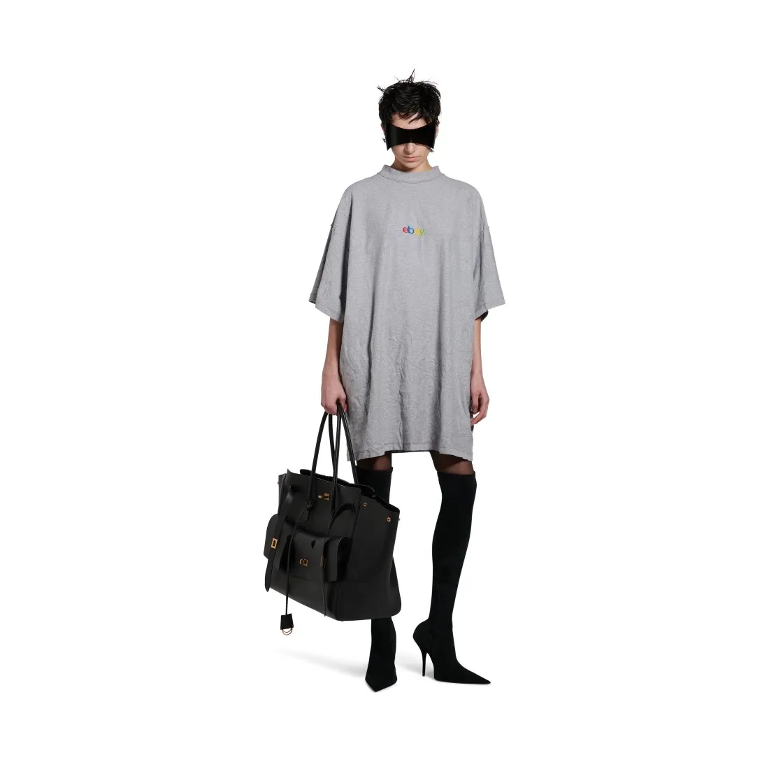 🎀Hot model pictures🎀Top tested version BALENCIAGA/Balenciaga 2024 SS latest ebay joint letter embroidered short-sleeved T-shirt ✅No.1 quality in this market Real ceiling quality ✅All original development attention to detail pictures to avoid mixed use of stolen pictures ✅Correct 260g custom-woven and dyed double yarn fabric Soft, breathable and comfortable ✅Imported Tajima embroidery machine 150,000 needle embroidery, full effect, three-dimensional and clear ✅Attention! The letter embroidery on the chest is hand-made and worn. The back of the garment is sewn with the car logo on the back collar. The original version is the same. The details are full and fixed-dyed threads. No color difference. No deformation. Overweight craftsmanship. Different market currencies. Here I will explain why mine is a little more expensive than others. 1. It seems to be a simple printing or embroidery. In fact, it is not simple at all. 10000% imported machine restoration. Not just lip service. Welcome to compare with peers. 2. Each model is produced by the company. The detailed workmanship and fabrics are consistent with the original product. Guaranteed no color difference from the counter. Reproduction is not scary. Whoever fakes it will be embarrassed. It’s not shameful to make a replica, it’s shameful if you can’t buy the correct version if you make a replica. 3. Note that the threaded collars are all original collars of certain countries and regions, with high wrapping. The width of the neckline and cabinets are accurate to the millimeter. Thick necklines are not easy to deform. The collars of high-end products are all restored cabinets. They are different from the big collars in the world. Ordinary garbage short-sleeves are printed with a print. The clavicle of the upper body is exposed. Please be patient. Customers who have bought genuine products or have seen genuine products will come back to place orders again. This is quality. This is quality. 4. Different styles of washed wheat main wheat, including imported wheat, have different colors and codes. Really restore the counter. As we all know, Balenciaga has different English or different colors on the collar labels of each quarter. This distinguishes the fast food products with the same common main wheat washed wheat. 5. Pay attention to the workmanship. The stitching at the neckline has no folds, smooth and natural without overlapping lines, and truly restores this. This is something that many people cannot do. 6. The fabric is made of 260g Paris-specific double yarn. No one can make better fabrics than my family. There's really no way to compare it with the ordinary version on the market. Respect it. It's genuine and costs thousands of dollars. Don't buy street stalls. Quality 7. The workmanship is fully restored. The packaging is fully restored. The cost is huge. 8. I guarantee here that this is the highest quality you can find. Size: XS-S-M-L P:260