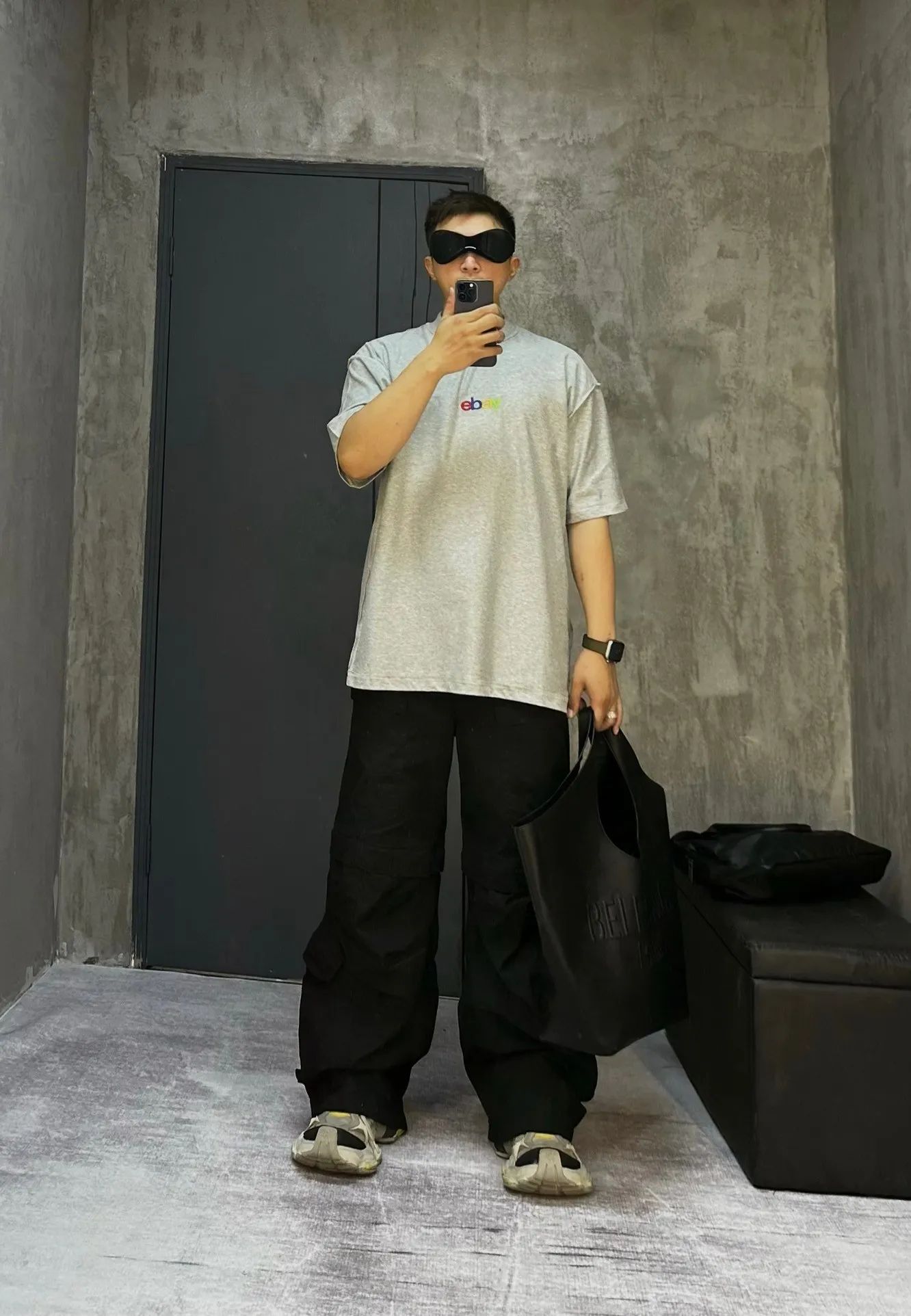 🎀Hot model pictures🎀Top tested version BALENCIAGA/Balenciaga 2024 SS latest ebay joint letter embroidered short-sleeved T-shirt ✅No.1 quality in this market Real ceiling quality ✅All original development attention to detail pictures to avoid mixed use of stolen pictures ✅Correct 260g custom-woven and dyed double yarn fabric Soft, breathable and comfortable ✅Imported Tajima embroidery machine 150,000 needle embroidery, full effect, three-dimensional and clear ✅Attention! The letter embroidery on the chest is hand-made and worn. The back of the garment is sewn with the car logo on the back collar. The original version is the same. The details are full and fixed-dyed threads. No color difference. No deformation. Overweight craftsmanship. Different market currencies. Here I will explain why mine is a little more expensive than others. 1. It seems to be a simple printing or embroidery. In fact, it is not simple at all. 10000% imported machine restoration. Not just lip service. Welcome to compare with peers. 2. Each model is produced by the company. The detailed workmanship and fabrics are consistent with the original product. Guaranteed no color difference from the counter. Reproduction is not scary. Whoever fakes it will be embarrassed. It’s not shameful to make a replica, it’s shameful if you can’t buy the correct version if you make a replica. 3. Note that the threaded collars are all original collars of certain countries and regions, with high wrapping. The width of the neckline and cabinets are accurate to the millimeter. Thick necklines are not easy to deform. The collars of high-end products are all restored cabinets. They are different from the big collars in the world. Ordinary garbage short-sleeves are printed with a print. The clavicle of the upper body is exposed. Please be patient. Customers who have bought genuine products or have seen genuine products will come back to place orders again. This is quality. This is quality. 4. Different styles of washed wheat main wheat, including imported wheat, have different colors and codes. Really restore the counter. As we all know, Balenciaga has different English or different colors on the collar labels of each quarter. This distinguishes the fast food products with the same common main wheat washed wheat. 5. Pay attention to the workmanship. The stitching at the neckline has no folds, smooth and natural without overlapping lines, and truly restores this. This is something that many people cannot do. 6. The fabric is made of 260g Paris-specific double yarn. No one can make better fabrics than my family. There's really no way to compare it with the ordinary version on the market. Respect it. It's genuine and costs thousands of dollars. Don't buy street stalls. Quality 7. The workmanship is fully restored. The packaging is fully restored. The cost is huge. 8. I guarantee here that this is the highest quality you can find. Size: XS-S-M-L P:260