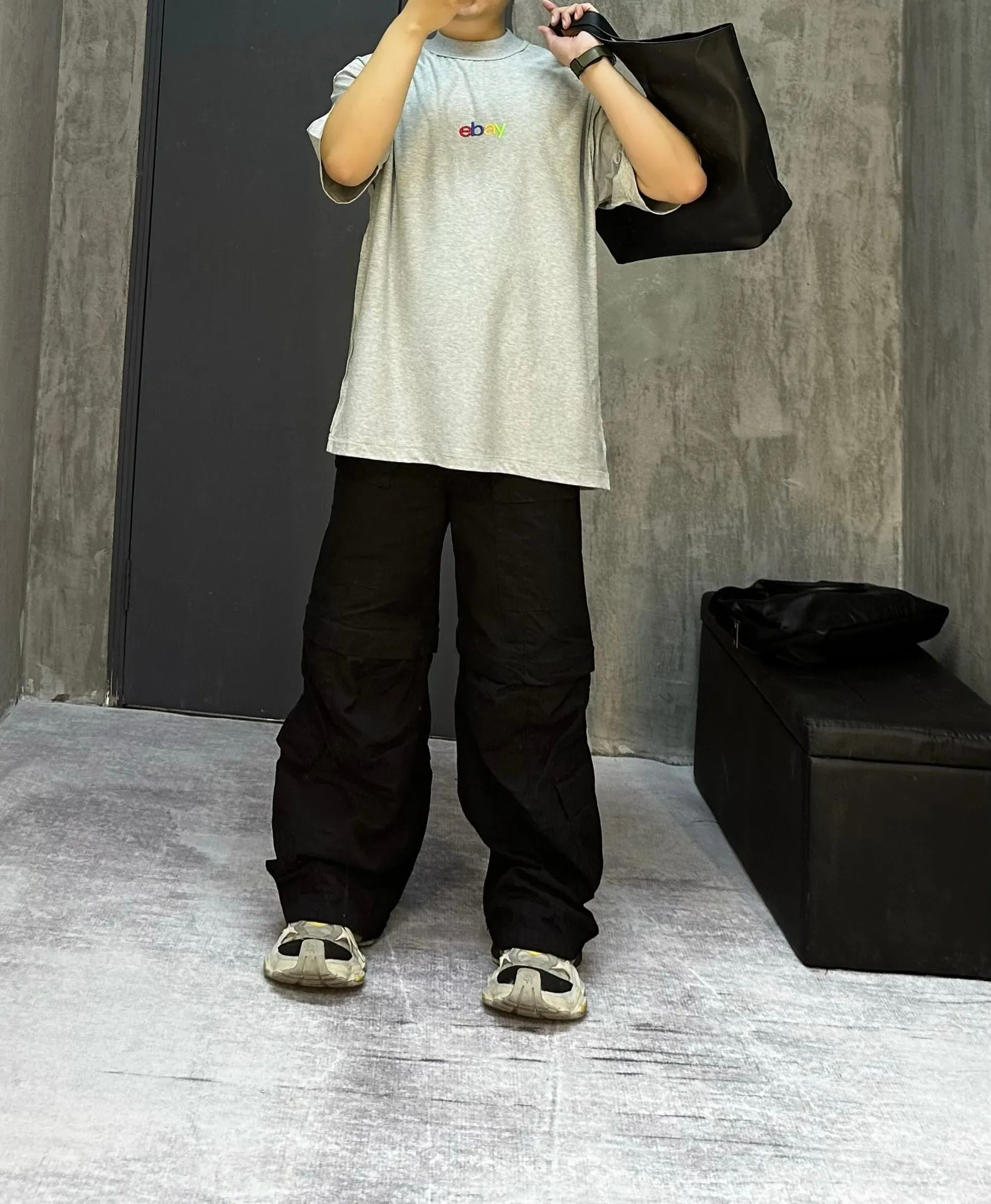 🎀Hot model pictures🎀Top tested version BALENCIAGA/Balenciaga 2024 SS latest ebay joint letter embroidered short-sleeved T-shirt ✅No.1 quality in this market Real ceiling quality ✅All original development attention to detail pictures to avoid mixed use of stolen pictures ✅Correct 260g custom-woven and dyed double yarn fabric Soft, breathable and comfortable ✅Imported Tajima embroidery machine 150,000 needle embroidery, full effect, three-dimensional and clear ✅Attention! The letter embroidery on the chest is hand-made and worn. The back of the garment is sewn with the car logo on the back collar. The original version is the same. The details are full and fixed-dyed threads. No color difference. No deformation. Overweight craftsmanship. Different market currencies. Here I will explain why mine is a little more expensive than others. 1. It seems to be a simple printing or embroidery. In fact, it is not simple at all. 10000% imported machine restoration. Not just lip service. Welcome to compare with peers. 2. Each model is produced by the company. The detailed workmanship and fabrics are consistent with the original product. Guaranteed no color difference from the counter. Reproduction is not scary. Whoever fakes it will be embarrassed. It’s not shameful to make a replica, it’s shameful if you can’t buy the correct version if you make a replica. 3. Note that the threaded collars are all original collars of certain countries and regions, with high wrapping. The width of the neckline and cabinets are accurate to the millimeter. Thick necklines are not easy to deform. The collars of high-end products are all restored cabinets. They are different from the big collars in the world. Ordinary garbage short-sleeves are printed with a print. The clavicle of the upper body is exposed. Please be patient. Customers who have bought genuine products or have seen genuine products will come back to place orders again. This is quality. This is quality. 4. Different styles of washed wheat main wheat, including imported wheat, have different colors and codes. Really restore the counter. As we all know, Balenciaga has different English or different colors on the collar labels of each quarter. This distinguishes the fast food products with the same common main wheat washed wheat. 5. Pay attention to the workmanship. The stitching at the neckline has no folds, smooth and natural without overlapping lines, and truly restores this. This is something that many people cannot do. 6. The fabric is made of 260g Paris-specific double yarn. No one can make better fabrics than my family. There's really no way to compare it with the ordinary version on the market. Respect it. It's genuine and costs thousands of dollars. Don't buy street stalls. Quality 7. The workmanship is fully restored. The packaging is fully restored. The cost is huge. 8. I guarantee here that this is the highest quality you can find. Size: XS-S-M-L P:260