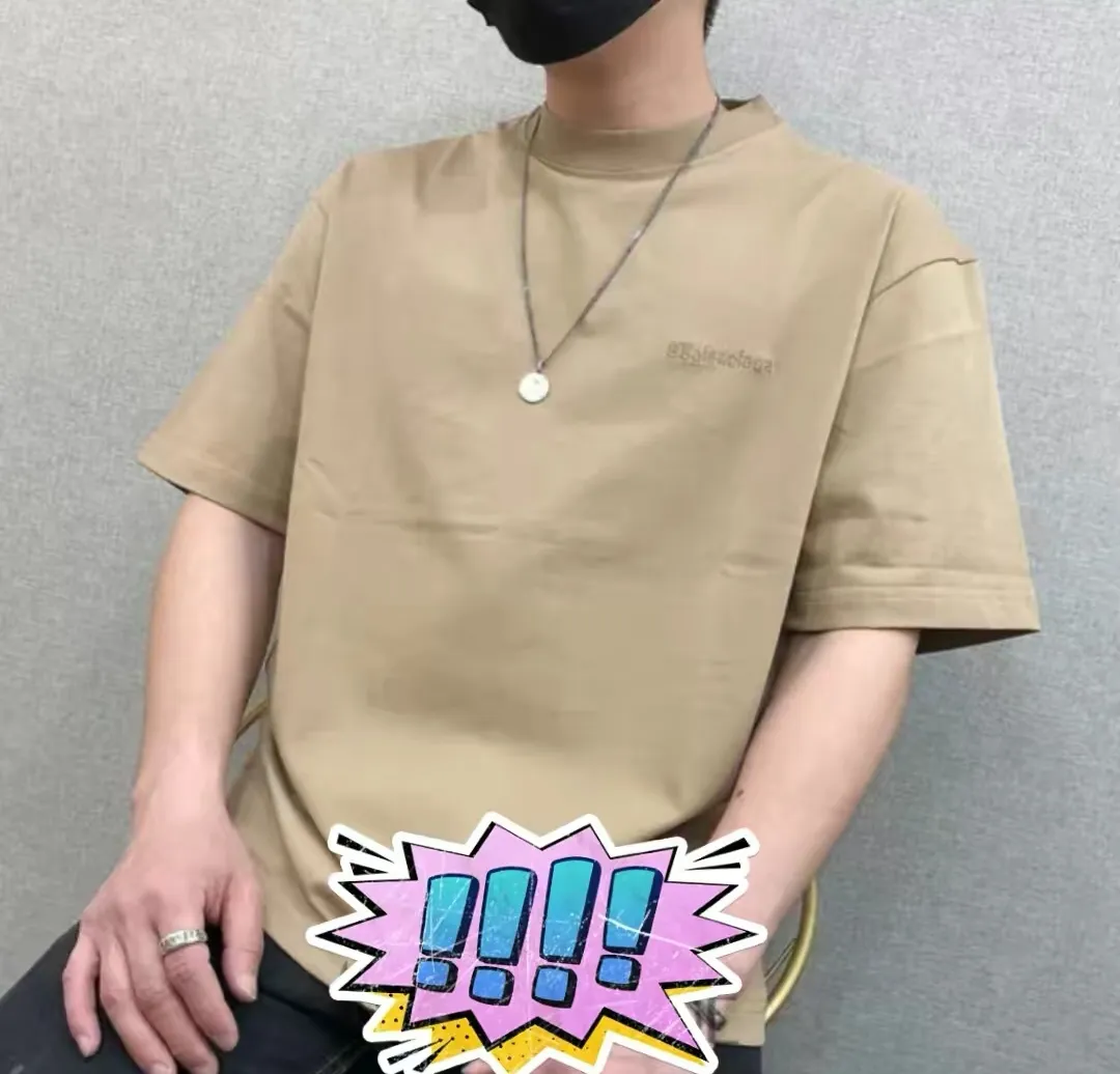 ♻️💯Reference model picture for the upper body❤️The top tested version BALENCIAGA basic embroidery logo pure cotton loose-fitting trendy brand short-sleeve for men and women. Fabric: 32S 280g super heavyweight fabric, ready-to-wear washed and soft to the touch. Printing: Japanese Tajima embroidery technology is used, the embroidery is accurate, the printing is meticulous and full, and there is no thread skipping. Accessories: Customized full set of BLCG accessories Color: Fluorescent green black gray dark khaki white Size: XS-L P:240