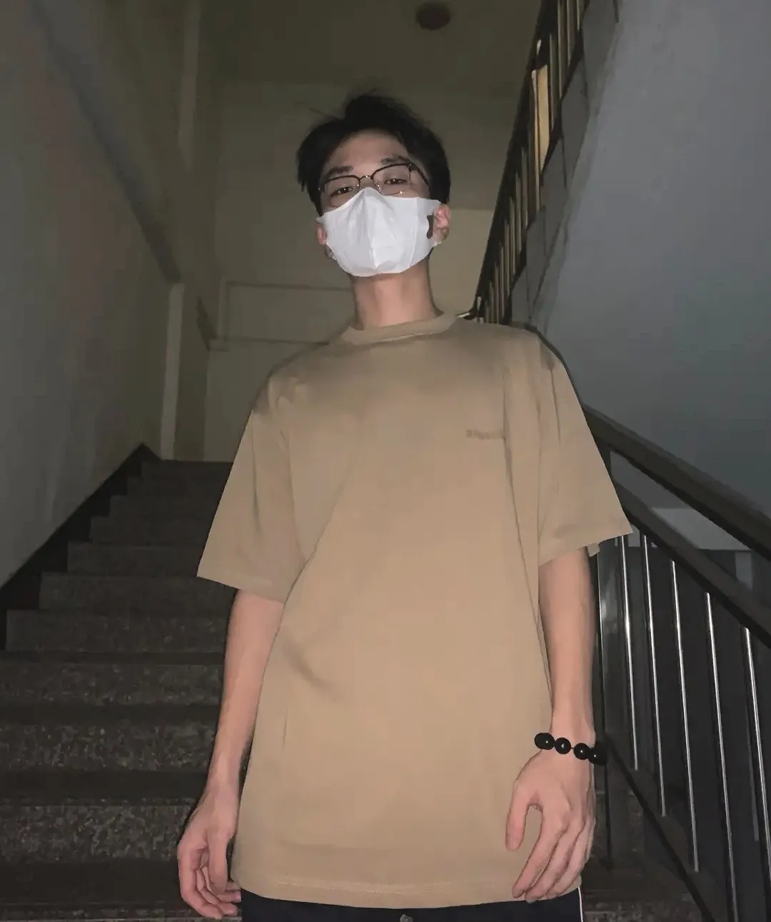 ♻️💯Reference model picture for the upper body❤️The top tested version BALENCIAGA basic embroidery logo pure cotton loose-fitting trendy brand short-sleeve for men and women. Fabric: 32S 280g super heavyweight fabric, ready-to-wear washed and soft to the touch. Printing: Japanese Tajima embroidery technology is used, the embroidery is accurate, the printing is meticulous and full, and there is no thread skipping. Accessories: Customized full set of BLCG accessories Color: Fluorescent green black gray dark khaki white Size: XS-L P:240