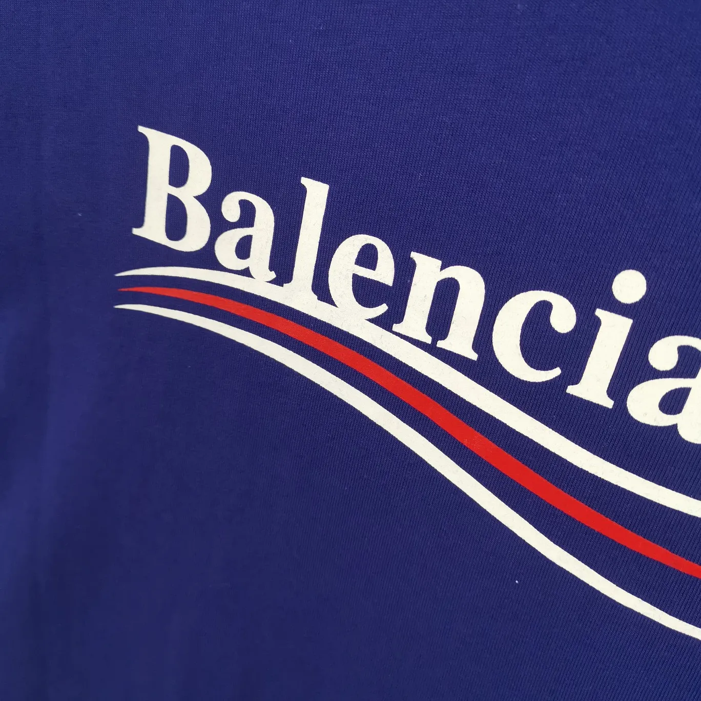 [New arrival] The top tried and tested version of Balenciaga's classic loose-fitting unisex pure cotton short-sleeved style. Custom-made fabrics and printed accessories are reproduced one-to-one. It is made of 280g cotton fabric with 32 count fine double cotton yarn plain weave, and the fabric surface is treated with dust-free woolen craftsmanship. The shoulder and chain seams are made of 0.8cm bundled strips inside, and the double chain stitching on the machine side is made of pure cotton. Here is an explanation of why I am dozens of yuan more expensive than others: 1. Each model is produced by the company. The detailed workmanship and fabrics are consistent with the genuine ones. There is no color difference between the ones at the counters. Guaranteed no color difference. Replicas are not scary. Whoever is fake is embarrassed. It’s not shameful to make a replica, it’s shameful if you can’t buy the correct version if you make a replica. All of my series can be found in all major places and will be absolutely stunning!  2. The fabric is made of 280g Paris-specific double yarn. No one can make better fabrics than mine. There is really no way to compare with the ordinary version on the market. Respect it. It is authentic and costs thousands of dollars. Don’t go for the quality of street stalls. 3. The workmanship has been restored in all aspects. The packaging has been restored in all aspects. 4. I guarantee here that this is the highest quality you can find. Size: XS-L Color; Blue Pink Fluorescent Yellow P: 260