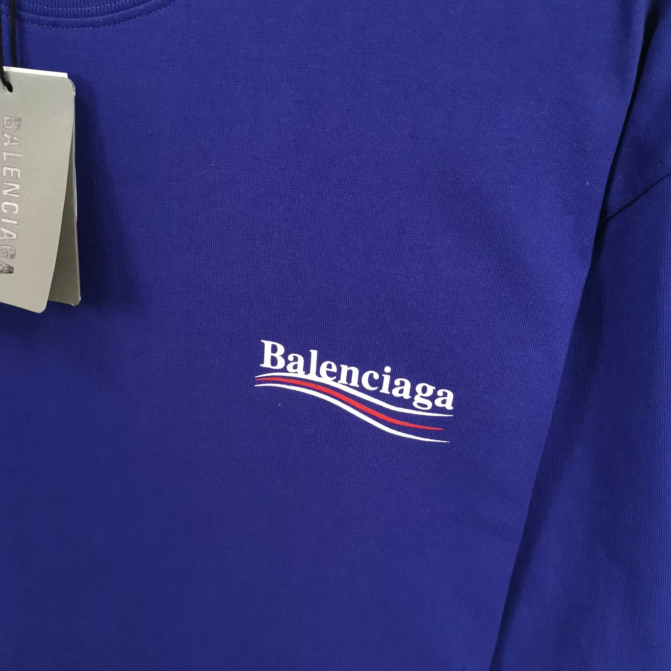 [New arrival] The top tried and tested version of Balenciaga's classic loose-fitting unisex pure cotton short-sleeved style. Custom-made fabrics and printed accessories are reproduced one-to-one. It is made of 280g cotton fabric with 32 count fine double cotton yarn plain weave, and the fabric surface is treated with dust-free woolen craftsmanship. The shoulder and chain seams are made of 0.8cm bundled strips inside, and the double chain stitching on the machine side is made of pure cotton. Here is an explanation of why I am dozens of yuan more expensive than others: 1. Each model is produced by the company. The detailed workmanship and fabrics are consistent with the genuine ones. There is no color difference between the ones at the counters. Guaranteed no color difference. Replicas are not scary. Whoever is fake is embarrassed. It’s not shameful to make a replica, it’s shameful if you can’t buy the correct version if you make a replica. All of my series can be found in all major places and will be absolutely stunning!  2. The fabric is made of 280g Paris-specific double yarn. No one can make better fabrics than mine. There is really no way to compare with the ordinary version on the market. Respect it. It is authentic and costs thousands of dollars. Don’t go for the quality of street stalls. 3. The workmanship has been restored in all aspects. The packaging has been restored in all aspects. 4. I guarantee here that this is the highest quality you can find. Size: XS-L Color; Blue Pink Fluorescent Yellow P: 260