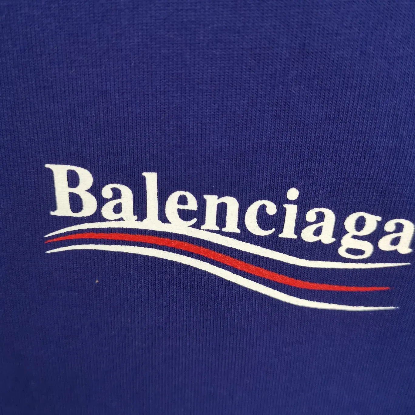 [New arrival] The top tried and tested version of Balenciaga's classic loose-fitting unisex pure cotton short-sleeved style. Custom-made fabrics and printed accessories are reproduced one-to-one. It is made of 280g cotton fabric with 32 count fine double cotton yarn plain weave, and the fabric surface is treated with dust-free woolen craftsmanship. The shoulder and chain seams are made of 0.8cm bundled strips inside, and the double chain stitching on the machine side is made of pure cotton. Here is an explanation of why I am dozens of yuan more expensive than others: 1. Each model is produced by the company. The detailed workmanship and fabrics are consistent with the genuine ones. There is no color difference between the ones at the counters. Guaranteed no color difference. Replicas are not scary. Whoever is fake is embarrassed. It’s not shameful to make a replica, it’s shameful if you can’t buy the correct version if you make a replica. All of my series can be found in all major places and will be absolutely stunning!  2. The fabric is made of 280g Paris-specific double yarn. No one can make better fabrics than mine. There is really no way to compare with the ordinary version on the market. Respect it. It is authentic and costs thousands of dollars. Don’t go for the quality of street stalls. 3. The workmanship has been restored in all aspects. The packaging has been restored in all aspects. 4. I guarantee here that this is the highest quality you can find. Size: XS-L Color; Blue Pink Fluorescent Yellow P: 260