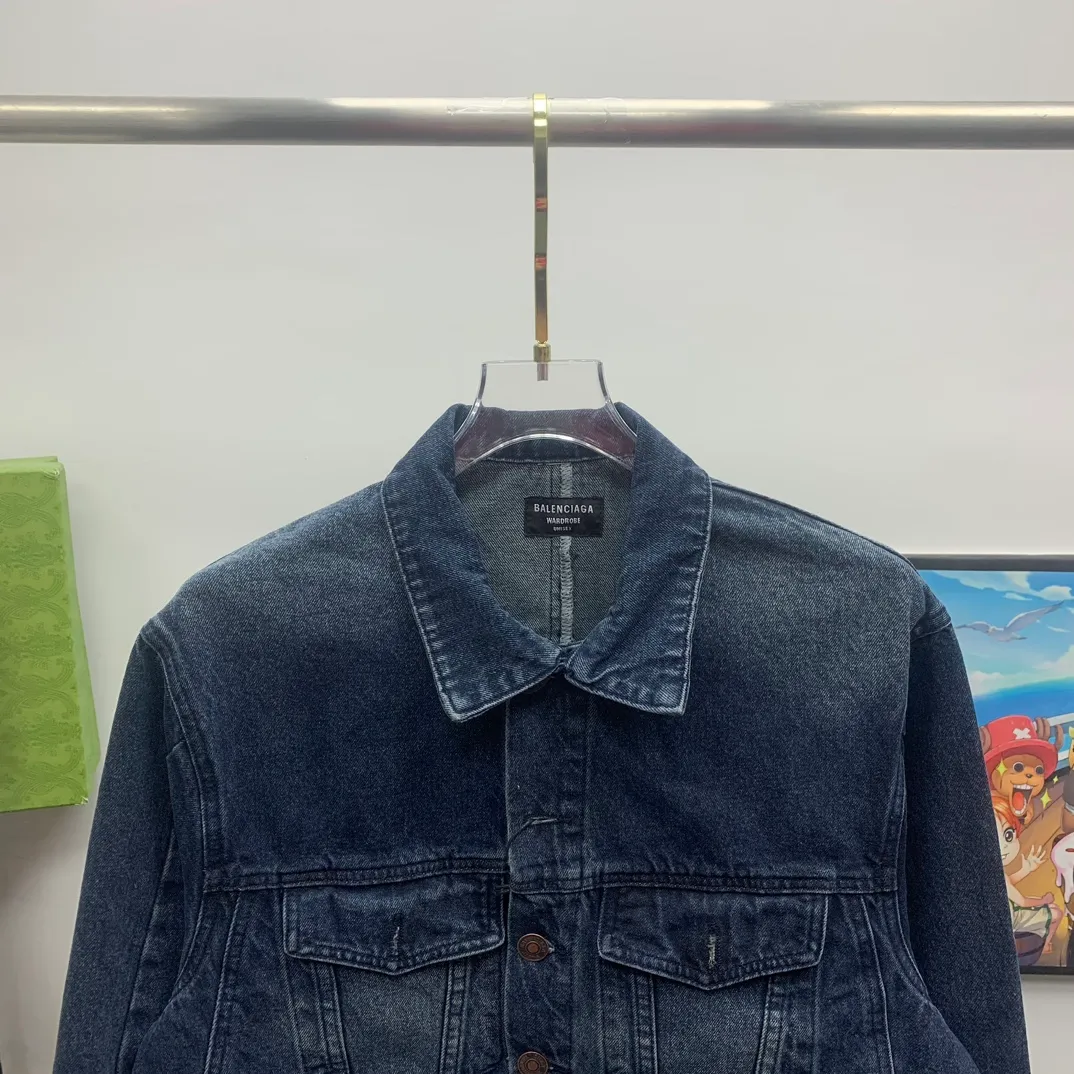Top tested version Balenciaga 23FW deconstructed trouser-type denim jacket for men and women 🔥96FW latest catwalk style fashion week heavy new deconstructed and restructured denim jacket, exclusive custom-made denim 460g high-end custom fabric, the process is tedious and extremely complex, and the overall trouser-type jacket reorganization presents an excellent effect! It is full of personality, feels breathable and thick after absorbing water, and the carving details are all produced by hand-polished craftsmanship. It is luxuriously presented. All 6 SS23 Paris buttons are original counter versions. The door pockets are fully embedded with exclusive details. The door pockets are fully embedded with clip technology. They are stiff and cannot be deformed. The whole garment is made of custom-woven heavyweight denim fabrics. The independent hardware is molded and the garments are washed with heavy washing. The effect is comparable to the original version. Multiple processes create a full sense of high-end and show individual luxury taste. It is definitely a classic and versatile product! ! Size: XS S M L P:420