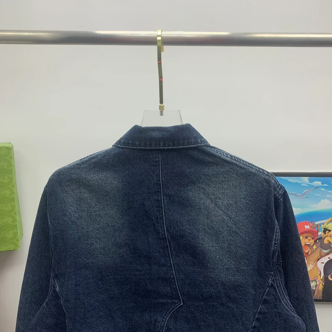 Top tested version Balenciaga 23FW deconstructed trouser-type denim jacket for men and women 🔥96FW latest catwalk style fashion week heavy new deconstructed and restructured denim jacket, exclusive custom-made denim 460g high-end custom fabric, the process is tedious and extremely complex, and the overall trouser-type jacket reorganization presents an excellent effect! It is full of personality, feels breathable and thick after absorbing water, and the carving details are all produced by hand-polished craftsmanship. It is luxuriously presented. All 6 SS23 Paris buttons are original counter versions. The door pockets are fully embedded with exclusive details. The door pockets are fully embedded with clip technology. They are stiff and cannot be deformed. The whole garment is made of custom-woven heavyweight denim fabrics. The independent hardware is molded and the garments are washed with heavy washing. The effect is comparable to the original version. Multiple processes create a full sense of high-end and show individual luxury taste. It is definitely a classic and versatile product! ! Size: XS S M L P:420