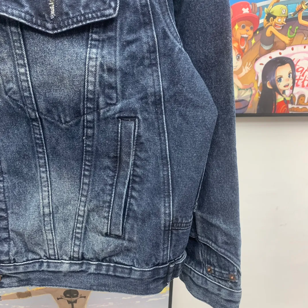 Top tested version Balenciaga 23FW deconstructed trouser-type denim jacket for men and women 🔥96FW latest catwalk style fashion week heavy new deconstructed and restructured denim jacket, exclusive custom-made denim 460g high-end custom fabric, the process is tedious and extremely complex, and the overall trouser-type jacket reorganization presents an excellent effect! It is full of personality, feels breathable and thick after absorbing water, and the carving details are all produced by hand-polished craftsmanship. It is luxuriously presented. All 6 SS23 Paris buttons are original counter versions. The door pockets are fully embedded with exclusive details. The door pockets are fully embedded with clip technology. They are stiff and cannot be deformed. The whole garment is made of custom-woven heavyweight denim fabrics. The independent hardware is molded and the garments are washed with heavy washing. The effect is comparable to the original version. Multiple processes create a full sense of high-end and show individual luxury taste. It is definitely a classic and versatile product! ! Size: XS S M L P:420