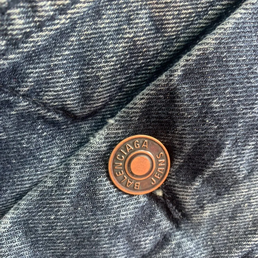 Top tested version Balenciaga 23FW deconstructed trouser-type denim jacket for men and women 🔥96FW latest catwalk style fashion week heavy new deconstructed and restructured denim jacket, exclusive custom-made denim 460g high-end custom fabric, the process is tedious and extremely complex, and the overall trouser-type jacket reorganization presents an excellent effect! It is full of personality, feels breathable and thick after absorbing water, and the carving details are all produced by hand-polished craftsmanship. It is luxuriously presented. All 6 SS23 Paris buttons are original counter versions. The door pockets are fully embedded with exclusive details. The door pockets are fully embedded with clip technology. They are stiff and cannot be deformed. The whole garment is made of custom-woven heavyweight denim fabrics. The independent hardware is molded and the garments are washed with heavy washing. The effect is comparable to the original version. Multiple processes create a full sense of high-end and show individual luxury taste. It is definitely a classic and versatile product! ! Size: XS S M L P:420
