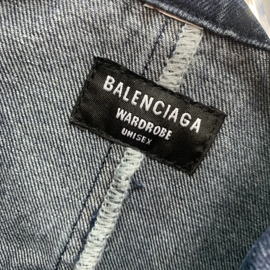 Top tested version Balenciaga 23FW deconstructed trouser-type denim jacket for men and women 🔥96FW latest catwalk style fashion week heavy new deconstructed and restructured denim jacket, exclusive custom-made denim 460g high-end custom fabric, the process is tedious and extremely complex, and the overall trouser-type jacket reorganization presents an excellent effect! It is full of personality, feels breathable and thick after absorbing water, and the carving details are all produced by hand-polished craftsmanship. It is luxuriously presented. All 6 SS23 Paris buttons are original counter versions. The door pockets are fully embedded with exclusive details. The door pockets are fully embedded with clip technology. They are stiff and cannot be deformed. The whole garment is made of custom-woven heavyweight denim fabrics. The independent hardware is molded and the garments are washed with heavy washing. The effect is comparable to the original version. Multiple processes create a full sense of high-end and show individual luxury taste. It is definitely a classic and versatile product! ! Size: XS S M L P:420