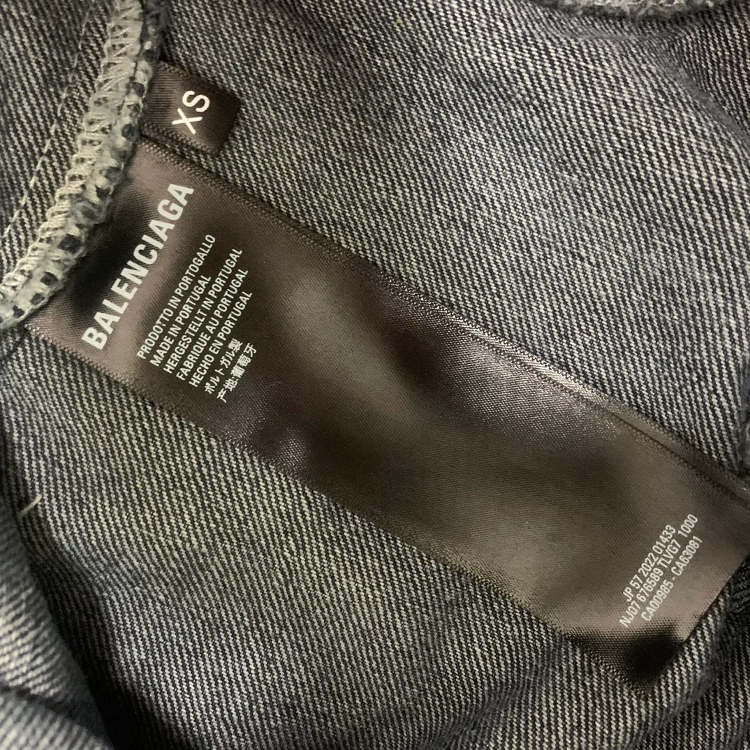 Top tested version Balenciaga 23FW deconstructed trouser-type denim jacket for men and women 🔥96FW latest catwalk style fashion week heavy new deconstructed and restructured denim jacket, exclusive custom-made denim 460g high-end custom fabric, the process is tedious and extremely complex, and the overall trouser-type jacket reorganization presents an excellent effect! It is full of personality, feels breathable and thick after absorbing water, and the carving details are all produced by hand-polished craftsmanship. It is luxuriously presented. All 6 SS23 Paris buttons are original counter versions. The door pockets are fully embedded with exclusive details. The door pockets are fully embedded with clip technology. They are stiff and cannot be deformed. The whole garment is made of custom-woven heavyweight denim fabrics. The independent hardware is molded and the garments are washed with heavy washing. The effect is comparable to the original version. Multiple processes create a full sense of high-end and show individual luxury taste. It is definitely a classic and versatile product! ! Size: XS S M L P:420
