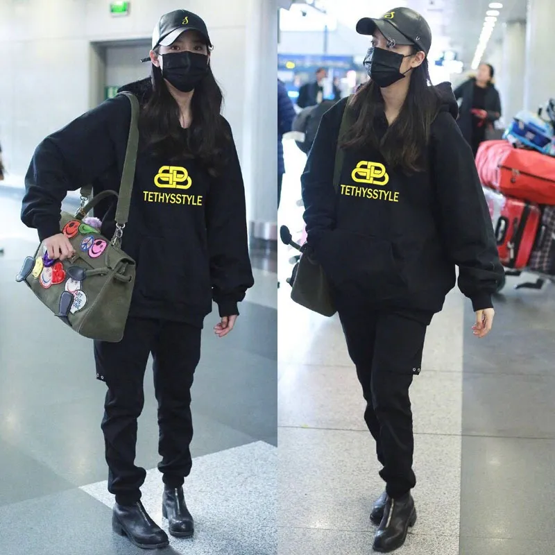♻️💯Upper body reference model picture❤️Top tested version BALENCIAGA haze blue lock print hooded sweatshirt [Top tested version] The only correct haze blue snowflake color on the entire network‼ ️Super white and high-end color... -Full set of 1:1 customized original accessories packaging (with logo Sydney paper + new moderator mark + washing + original hangtag) -The entire sweatshirt is made of 460 grams of pure cotton large terry, and the wet weight can reach 480 grams, full of thickness -Note ⚠️This year's Balenciaga hoodie uses embroidered phoenix eyes on the hood‼ ️Eliminating the previous hardware eyes, this is also a detail that distinguishes low-end versions on the market‼ ️The whole piece of clothing, hat rope, thread, and fabric are produced in the same vat with 0 color difference - imported elliptical machine printing is used. Each printing is neatly aligned and the overall printing has no edges. I make every piece of clothing with conscience and strive for excellence in every link. Just to sell a piece of clothing and retain a customer. Although our products are a little more expensive than others, the expensive money is kept in the clothes and is definitely not imported into my pocket.  Color: black (gold lock) Size: XS-L P:410