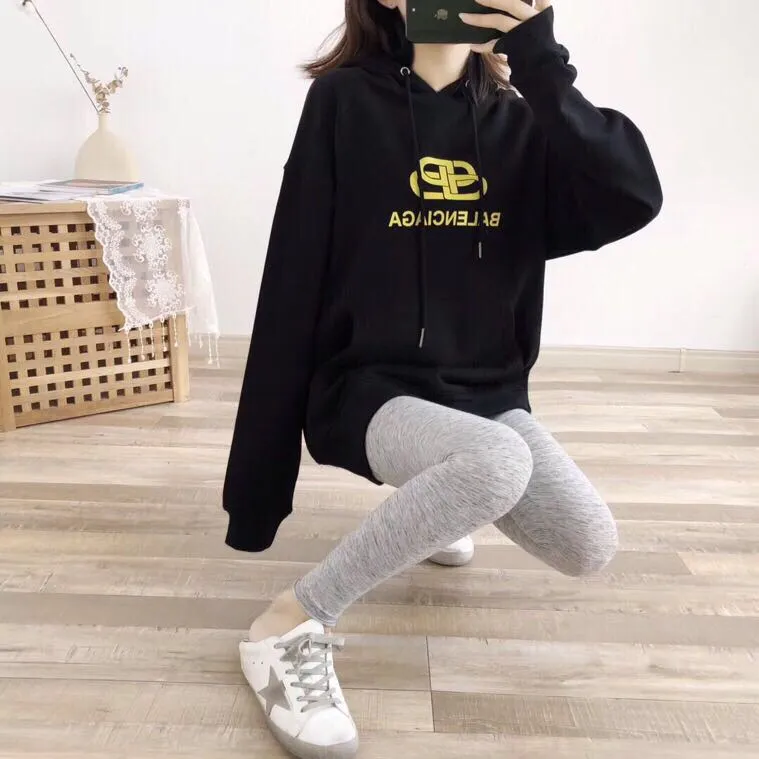 ♻️💯Upper body reference model picture❤️Top tested version BALENCIAGA haze blue lock print hooded sweatshirt [Top tested version] The only correct haze blue snowflake color on the entire network‼ ️Super white and high-end color... -Full set of 1:1 customized original accessories packaging (with logo Sydney paper + new moderator mark + washing + original hangtag) -The entire sweatshirt is made of 460 grams of pure cotton large terry, and the wet weight can reach 480 grams, full of thickness -Note ⚠️This year's Balenciaga hoodie uses embroidered phoenix eyes on the hood‼ ️Eliminating the previous hardware eyes, this is also a detail that distinguishes low-end versions on the market‼ ️The whole piece of clothing, hat rope, thread, and fabric are produced in the same vat with 0 color difference - imported elliptical machine printing is used. Each printing is neatly aligned and the overall printing has no edges. I make every piece of clothing with conscience and strive for excellence in every link. Just to sell a piece of clothing and retain a customer. Although our products are a little more expensive than others, the expensive money is kept in the clothes and is definitely not imported into my pocket.  Color: black (gold lock) Size: XS-L P:410