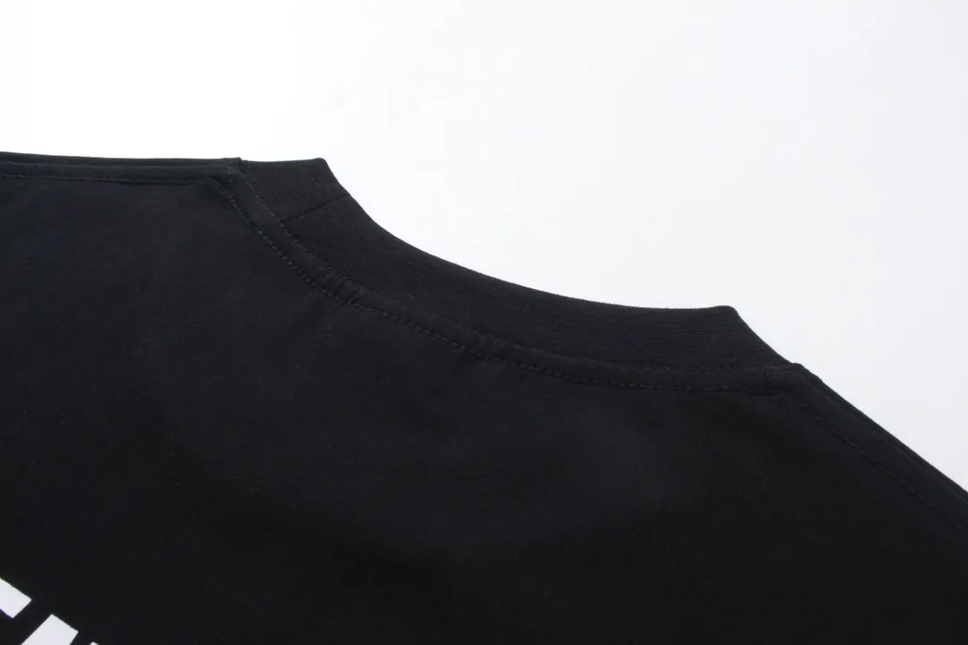 🅿️166 Detailed pictures [Top version. Official website quality] BALENCI*GA/Paris #Classic style. Classic letter printed short-sleeved T-shirt on the front and back #2023 spring and summer brick cabinet synchronization.                       The fabric is made of Paris ZP custom-woven and dyed cotton double yarn, weighing 260 grams. The cloth surface is clean. The cloth pattern is clear, soft and comfortable. The threads are dyed with no color difference. The classic letters are embroidered with an imported embroidery machine. The letters are clear and the effect is three-dimensional, restoring the brick cabinet. The version adopts the OS loose shoulder style. Same style for men and women. Coding: BL223006 Color: smoke gray, purple, light green, peacock blue, black, rice coffee, gray green Size: XS S M L