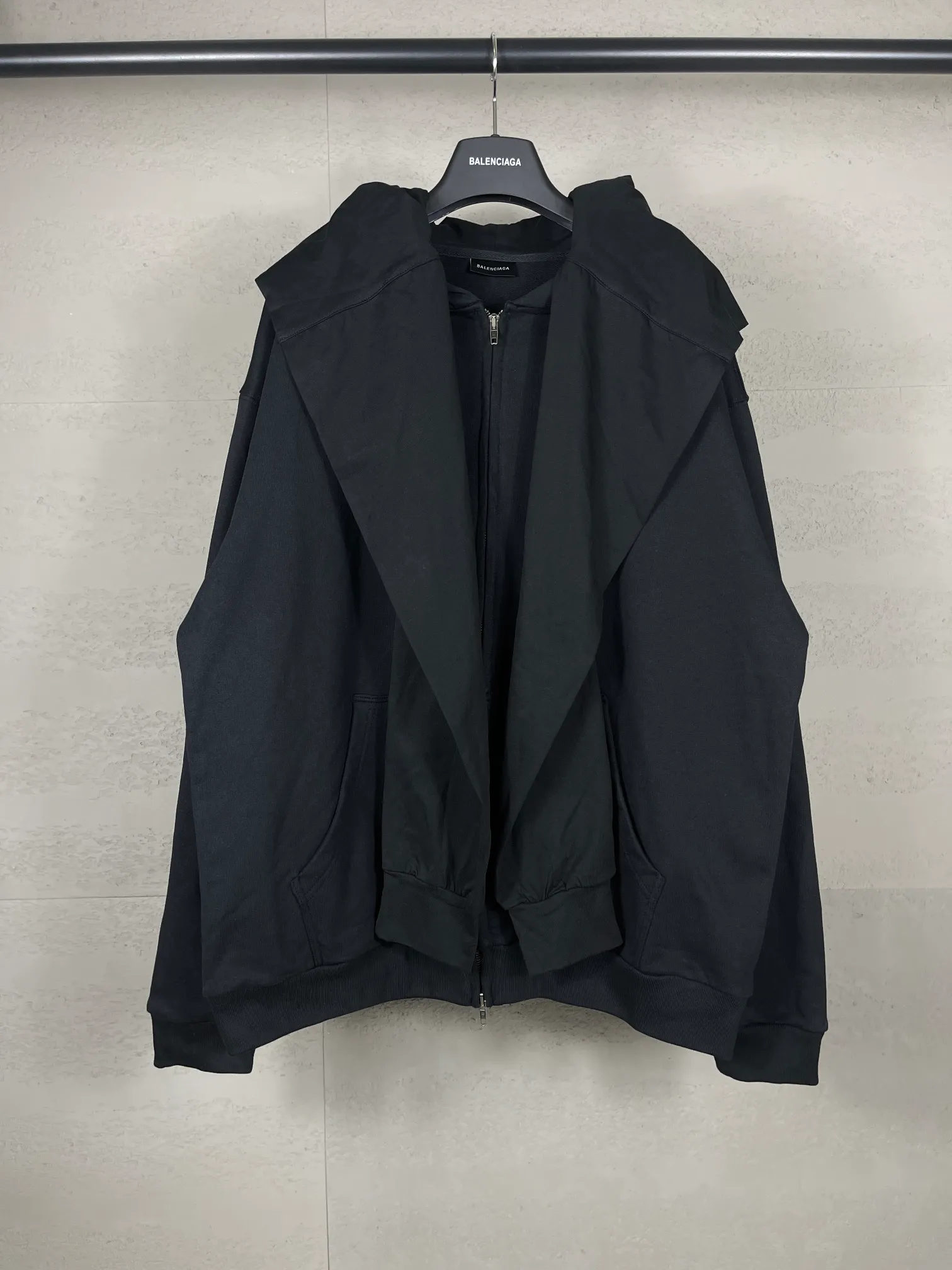 🅿️400 real photos [Top version. Official website quality] BALENCI*GA/Paris #2024 Autumn and Winter Catwalk New Style Fake Two-piece Four-Sleeve Embroidered Zipper Cardigan Hooded Sweatshirt #2024 Autumn and Winter Brick Cabinet Synchronization Welcome to compare. Hooded and sleeved. Ultra-fashionable. The fabric is made of Paris ZP custom-woven and dyed cotton terry sweatshirt. The weight is 460 grams. The cloth surface is clean. The cloth pattern is clear, soft and comfortable. The threads are dyed with no color difference. The classic LOGO is embroidered with imported Tajima embroidery machine. The letters are clear and the effect is three-dimensional. The whole thing is super heavy craftsmanship. Restore the brick cabinet, adopt the OS loose shoulder style. Same style for men and women. Code: BL238925 Color: black, floral gray Size: XS S M L