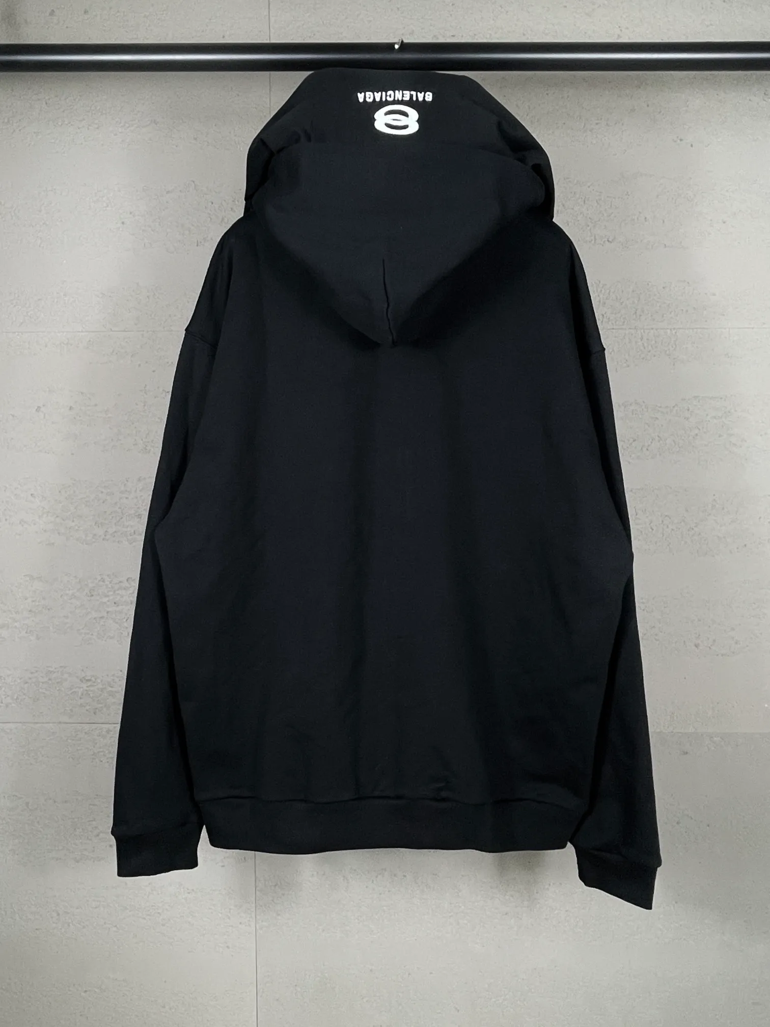 🅿️400 real photos [Top version. Official website quality] BALENCI*GA/Paris #2024 Autumn and Winter Catwalk New Style Fake Two-piece Four-Sleeve Embroidered Zipper Cardigan Hooded Sweatshirt #2024 Autumn and Winter Brick Cabinet Synchronization Welcome to compare. Hooded and sleeved. Ultra-fashionable. The fabric is made of Paris ZP custom-woven and dyed cotton terry sweatshirt. The weight is 460 grams. The cloth surface is clean. The cloth pattern is clear, soft and comfortable. The threads are dyed with no color difference. The classic LOGO is embroidered with imported Tajima embroidery machine. The letters are clear and the effect is three-dimensional. The whole thing is super heavy craftsmanship. Restore the brick cabinet, adopt the OS loose shoulder style. Same style for men and women. Code: BL238925 Color: black, floral gray Size: XS S M L