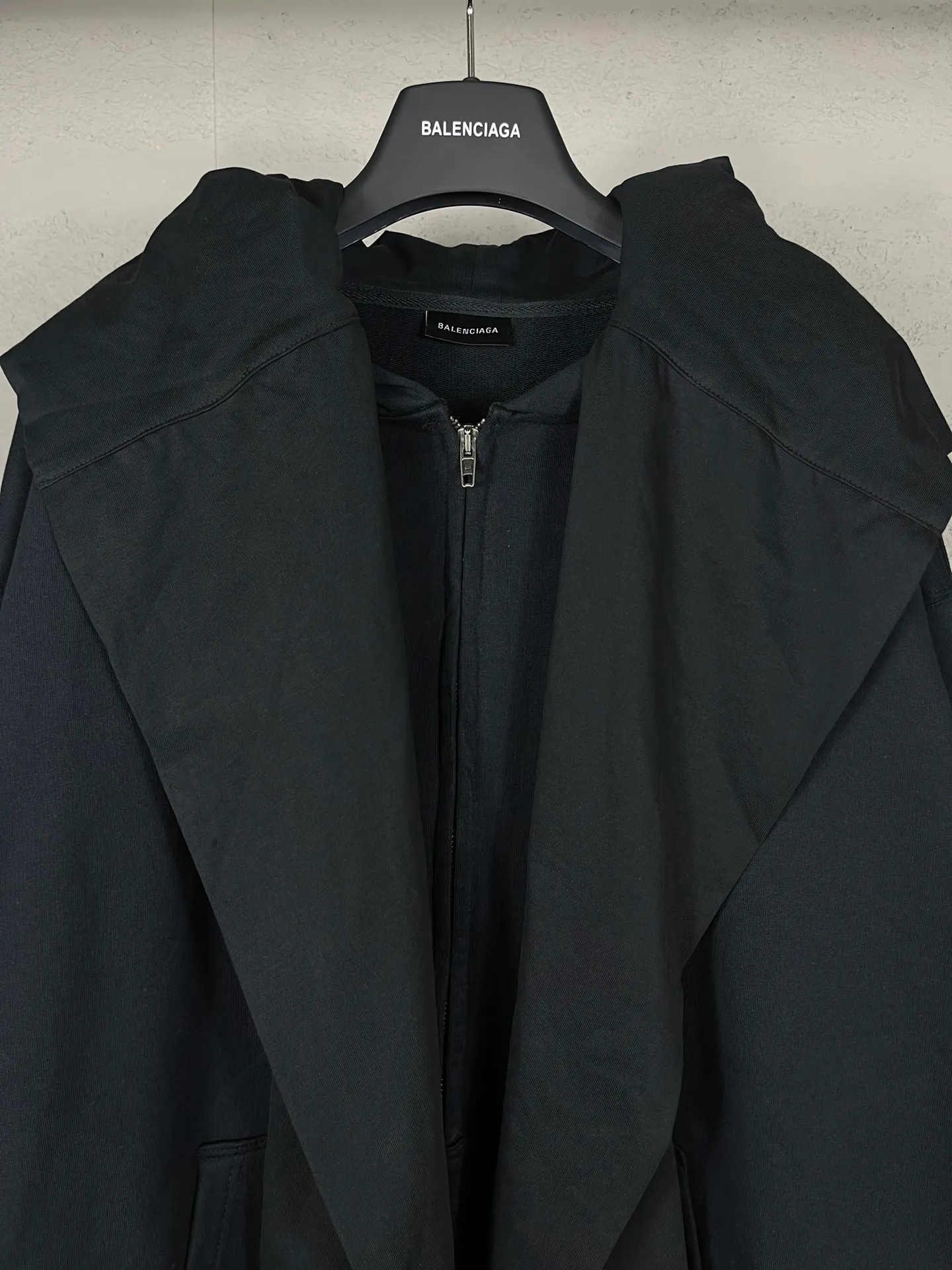 🅿️400 real photos [Top version. Official website quality] BALENCI*GA/Paris #2024 Autumn and Winter Catwalk New Style Fake Two-piece Four-Sleeve Embroidered Zipper Cardigan Hooded Sweatshirt #2024 Autumn and Winter Brick Cabinet Synchronization Welcome to compare. Hooded and sleeved. Ultra-fashionable. The fabric is made of Paris ZP custom-woven and dyed cotton terry sweatshirt. The weight is 460 grams. The cloth surface is clean. The cloth pattern is clear, soft and comfortable. The threads are dyed with no color difference. The classic LOGO is embroidered with imported Tajima embroidery machine. The letters are clear and the effect is three-dimensional. The whole thing is super heavy craftsmanship. Restore the brick cabinet, adopt the OS loose shoulder style. Same style for men and women. Code: BL238925 Color: black, floral gray Size: XS S M L