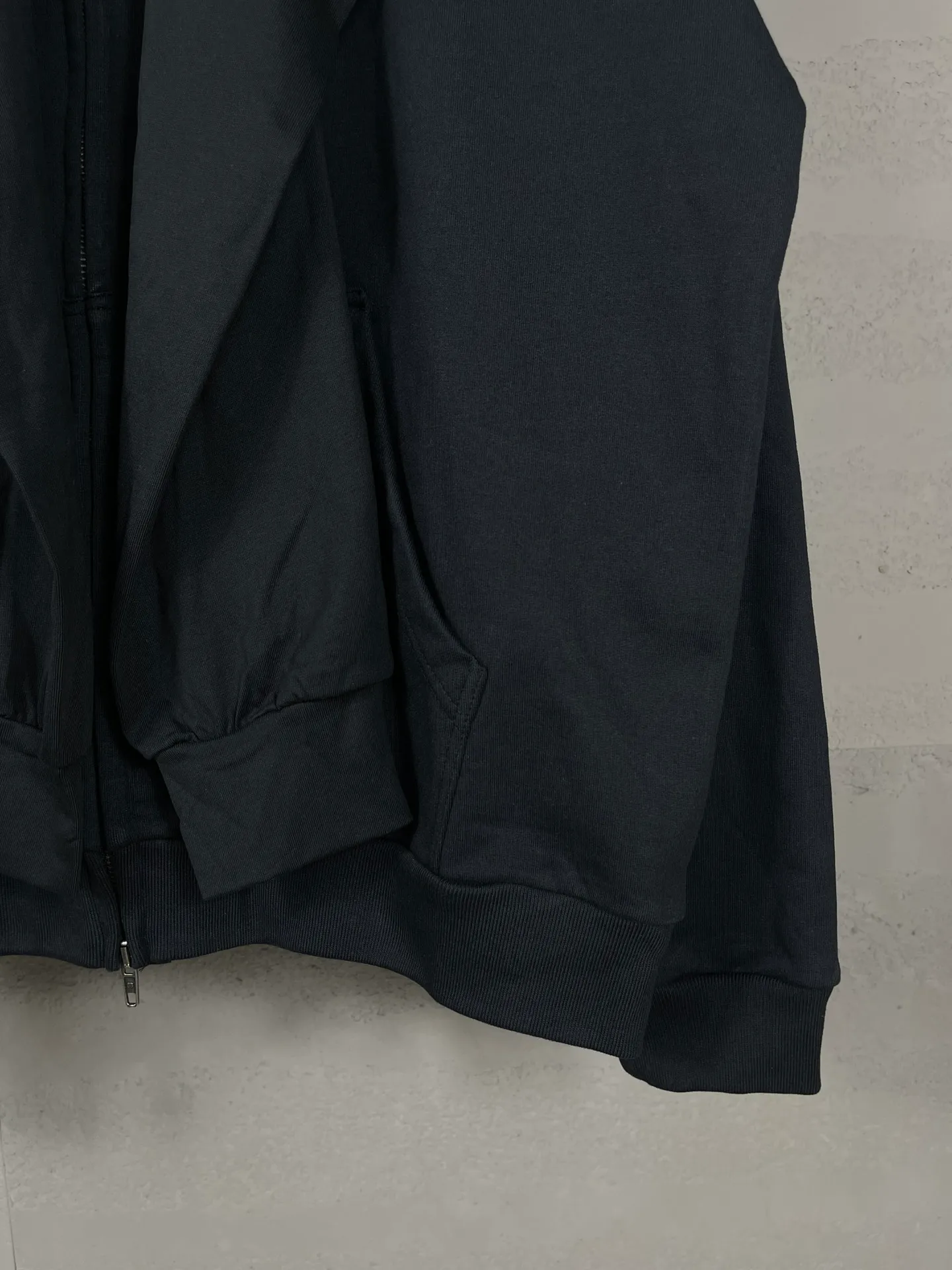 🅿️400 real photos [Top version. Official website quality] BALENCI*GA/Paris #2024 Autumn and Winter Catwalk New Style Fake Two-piece Four-Sleeve Embroidered Zipper Cardigan Hooded Sweatshirt #2024 Autumn and Winter Brick Cabinet Synchronization Welcome to compare. Hooded and sleeved. Ultra-fashionable. The fabric is made of Paris ZP custom-woven and dyed cotton terry sweatshirt. The weight is 460 grams. The cloth surface is clean. The cloth pattern is clear, soft and comfortable. The threads are dyed with no color difference. The classic LOGO is embroidered with imported Tajima embroidery machine. The letters are clear and the effect is three-dimensional. The whole thing is super heavy craftsmanship. Restore the brick cabinet, adopt the OS loose shoulder style. Same style for men and women. Code: BL238925 Color: black, floral gray Size: XS S M L