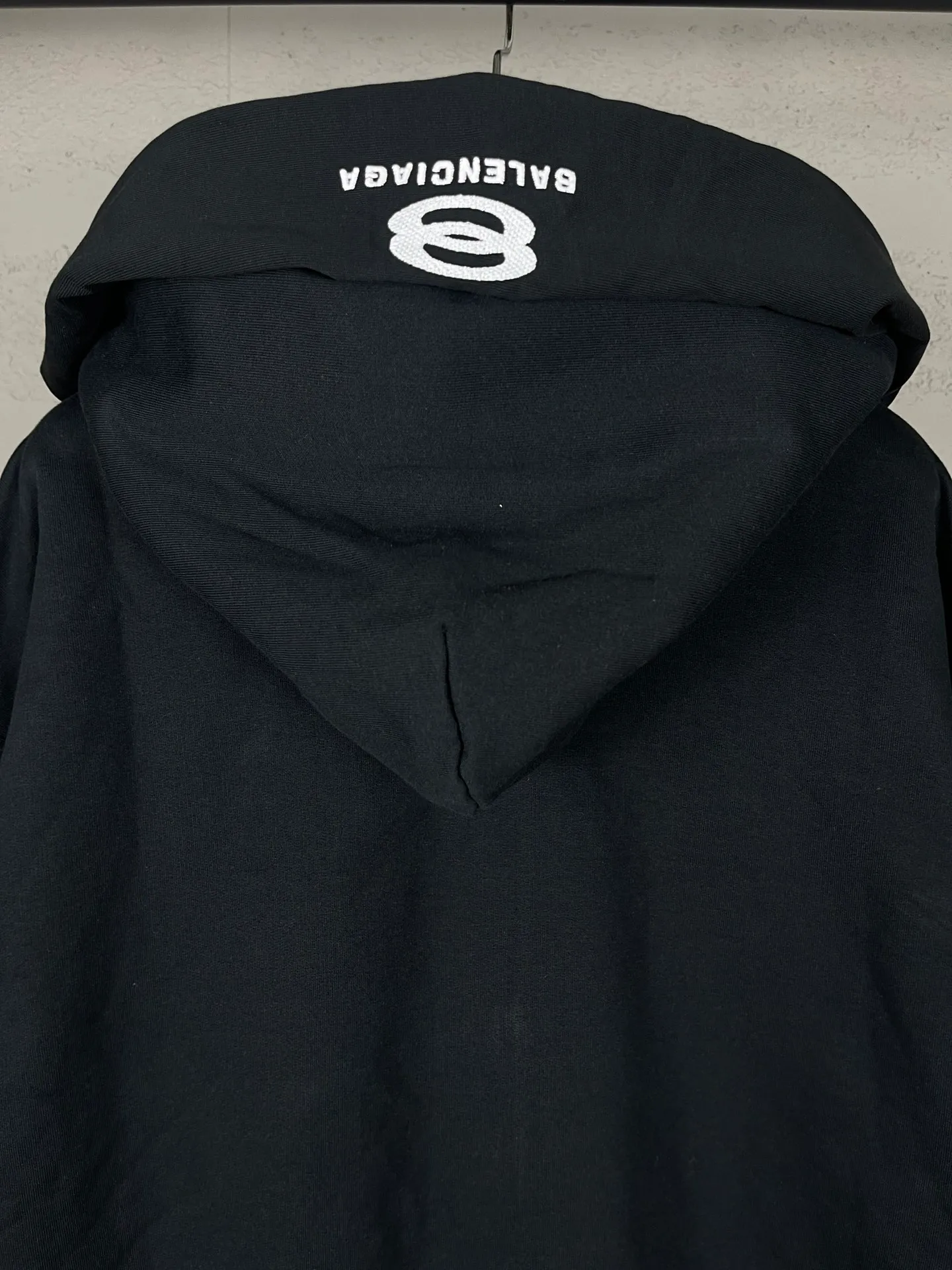 🅿️400 real photos [Top version. Official website quality] BALENCI*GA/Paris #2024 Autumn and Winter Catwalk New Style Fake Two-piece Four-Sleeve Embroidered Zipper Cardigan Hooded Sweatshirt #2024 Autumn and Winter Brick Cabinet Synchronization Welcome to compare. Hooded and sleeved. Ultra-fashionable. The fabric is made of Paris ZP custom-woven and dyed cotton terry sweatshirt. The weight is 460 grams. The cloth surface is clean. The cloth pattern is clear, soft and comfortable. The threads are dyed with no color difference. The classic LOGO is embroidered with imported Tajima embroidery machine. The letters are clear and the effect is three-dimensional. The whole thing is super heavy craftsmanship. Restore the brick cabinet, adopt the OS loose shoulder style. Same style for men and women. Code: BL238925 Color: black, floral gray Size: XS S M L