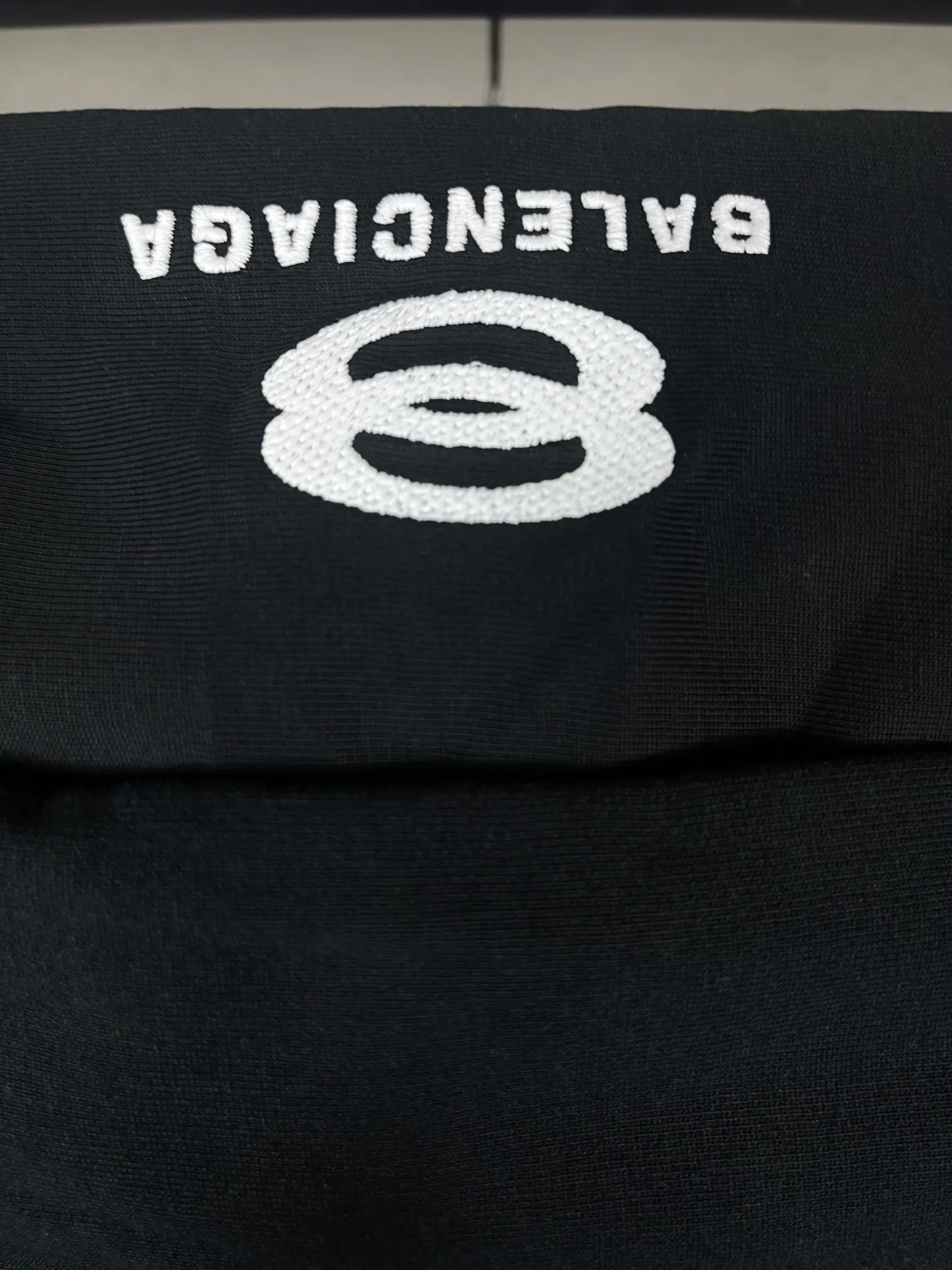 🅿️400 real photos [Top version. Official website quality] BALENCI*GA/Paris #2024 Autumn and Winter Catwalk New Style Fake Two-piece Four-Sleeve Embroidered Zipper Cardigan Hooded Sweatshirt #2024 Autumn and Winter Brick Cabinet Synchronization Welcome to compare. Hooded and sleeved. Ultra-fashionable. The fabric is made of Paris ZP custom-woven and dyed cotton terry sweatshirt. The weight is 460 grams. The cloth surface is clean. The cloth pattern is clear, soft and comfortable. The threads are dyed with no color difference. The classic LOGO is embroidered with imported Tajima embroidery machine. The letters are clear and the effect is three-dimensional. The whole thing is super heavy craftsmanship. Restore the brick cabinet, adopt the OS loose shoulder style. Same style for men and women. Code: BL238925 Color: black, floral gray Size: XS S M L