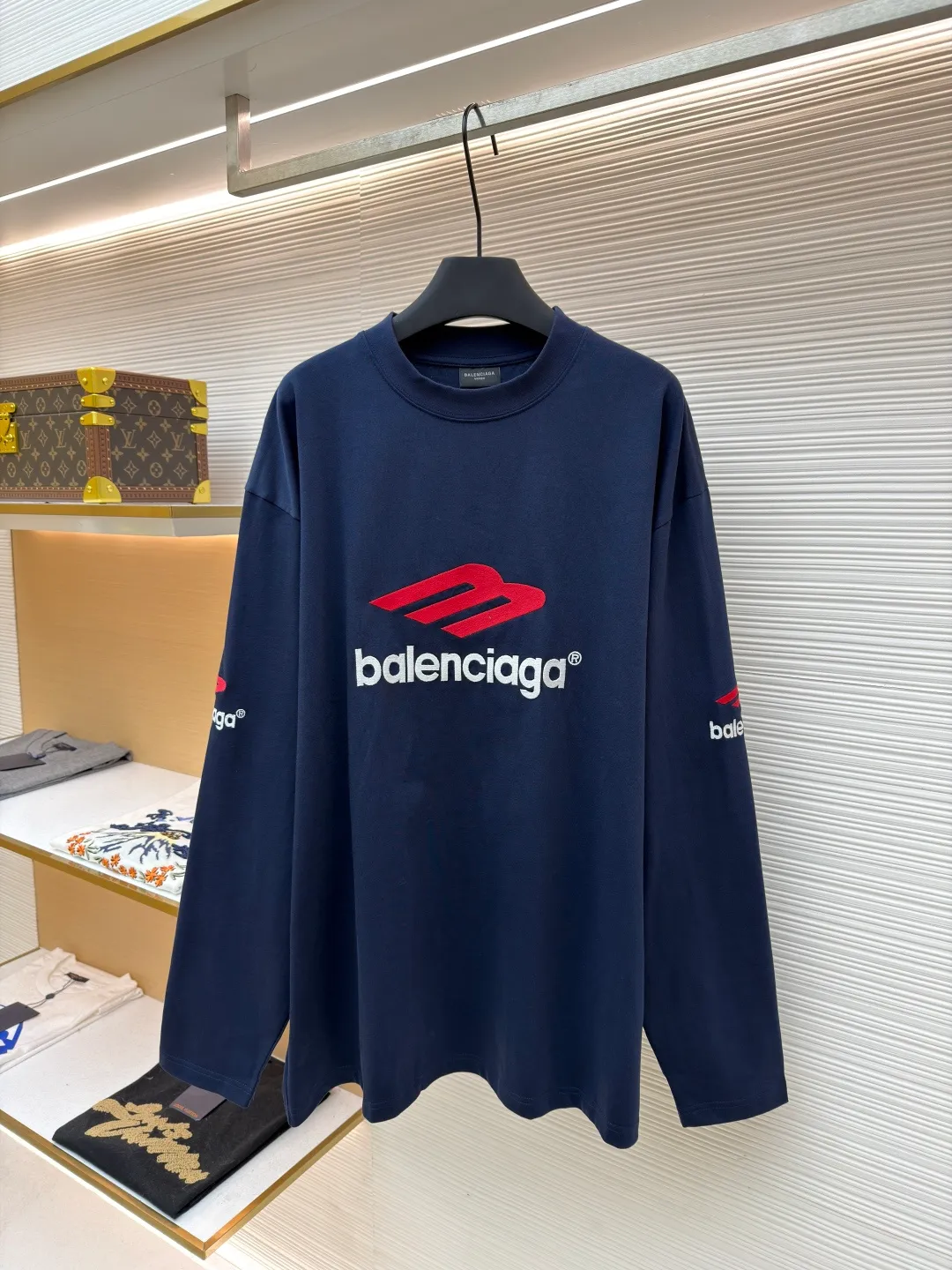 Balenciaga letter embroidered round neck long sleeves ●Original version: Purchased and developed by 7589 ●Item number: 1681821-A30 ●Fabric: pure cotton fabric ●Technology: embroidery production ●Color: navy blue ●Version: loose fit ●Weight: about 470 grams ●Size: XS-S-M-L ●Description: This Balenciaga dark gray long-sleeved top is made of heavyweight pure cotton fabric and has been treated with distressed washing to give it a soft matte texture, taking into account both comfort and stiffness. The core logo on the body adopts three-dimensional towel embroidery technology: the red brand symbol and white letter embroidery are full and three-dimensional, with clear texture and not easy to fall off; the cuffs are matched with the same series of embroidered logos, and the details echo the overall design. The neckline has a half-high ribbed structure, and elastic knitting ensures a good fit; the body is cut in a loose-shoulder style, with neat stitching and fine hemming on the edges. It not only retains the casualness of street style, but also embodies the craftsmanship of luxury items. The overall wiring is straight and delicate, the fabric is comfortable and soft, and the color is consistent without color difference. It can be matched with the same style to create a fashionable look and control various occasions. Customized accessories, complete with three standards, same style for men and women!
