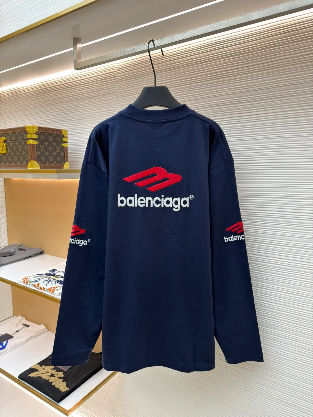 Balenciaga letter embroidered round neck long sleeves ●Original version: Purchased and developed by 7589 ●Item number: 1681821-A30 ●Fabric: pure cotton fabric ●Technology: embroidery production ●Color: navy blue ●Version: loose fit ●Weight: about 470 grams ●Size: XS-S-M-L ●Description: This Balenciaga dark gray long-sleeved top is made of heavyweight pure cotton fabric and has been treated with distressed washing to give it a soft matte texture, taking into account both comfort and stiffness. The core logo on the body adopts three-dimensional towel embroidery technology: the red brand symbol and white letter embroidery are full and three-dimensional, with clear texture and not easy to fall off; the cuffs are matched with the same series of embroidered logos, and the details echo the overall design. The neckline has a half-high ribbed structure, and elastic knitting ensures a good fit; the body is cut in a loose-shoulder style, with neat stitching and fine hemming on the edges. It not only retains the casualness of street style, but also embodies the craftsmanship of luxury items. The overall wiring is straight and delicate, the fabric is comfortable and soft, and the color is consistent without color difference. It can be matched with the same style to create a fashionable look and control various occasions. Customized accessories, complete with three standards, same style for men and women!