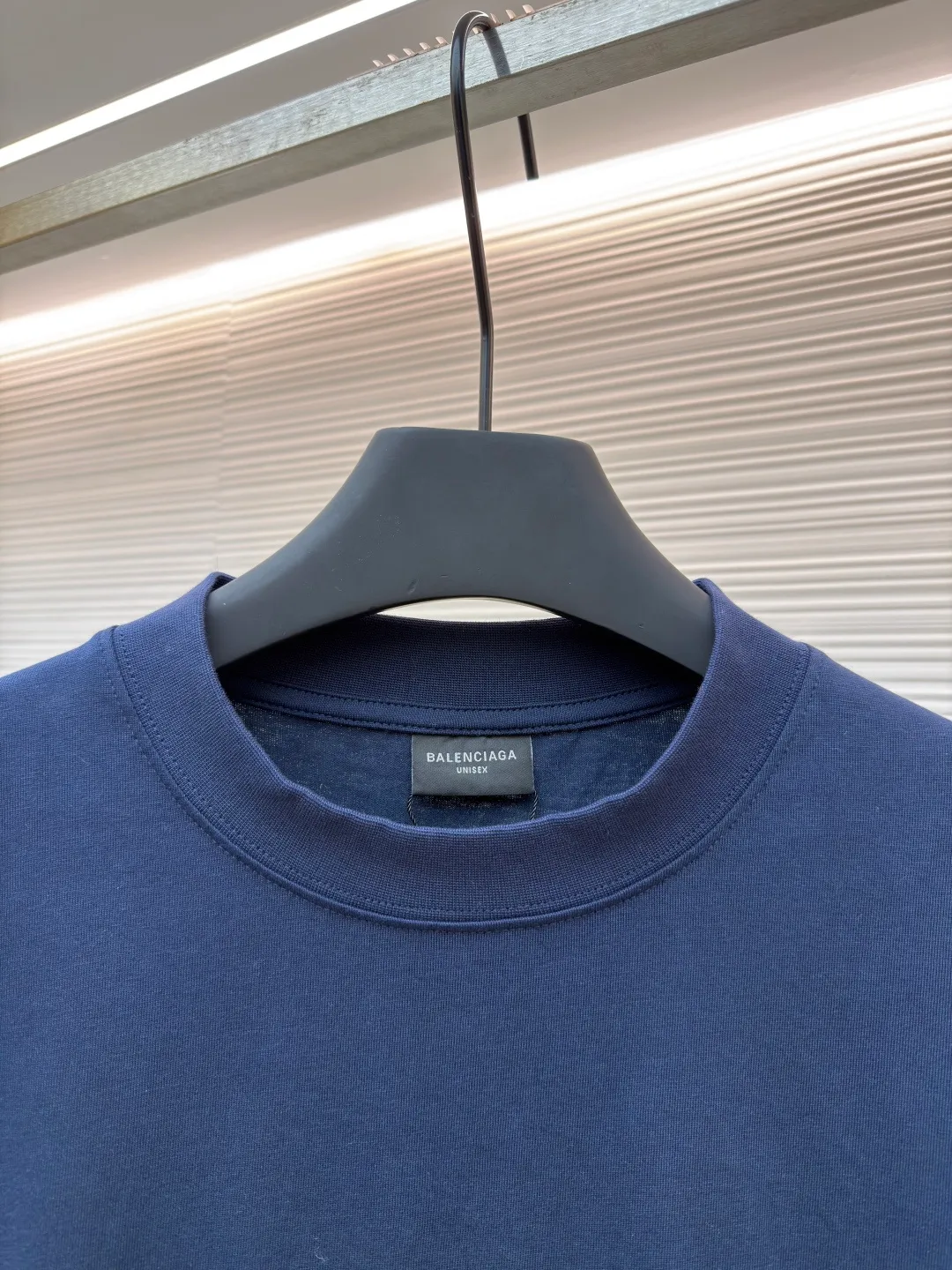 Balenciaga letter embroidered round neck long sleeves ●Original version: Purchased and developed by 7589 ●Item number: 1681821-A30 ●Fabric: pure cotton fabric ●Technology: embroidery production ●Color: navy blue ●Version: loose fit ●Weight: about 470 grams ●Size: XS-S-M-L ●Description: This Balenciaga dark gray long-sleeved top is made of heavyweight pure cotton fabric and has been treated with distressed washing to give it a soft matte texture, taking into account both comfort and stiffness. The core logo on the body adopts three-dimensional towel embroidery technology: the red brand symbol and white letter embroidery are full and three-dimensional, with clear texture and not easy to fall off; the cuffs are matched with the same series of embroidered logos, and the details echo the overall design. The neckline has a half-high ribbed structure, and elastic knitting ensures a good fit; the body is cut in a loose-shoulder style, with neat stitching and fine hemming on the edges. It not only retains the casualness of street style, but also embodies the craftsmanship of luxury items. The overall wiring is straight and delicate, the fabric is comfortable and soft, and the color is consistent without color difference. It can be matched with the same style to create a fashionable look and control various occasions. Customized accessories, complete with three standards, same style for men and women!
