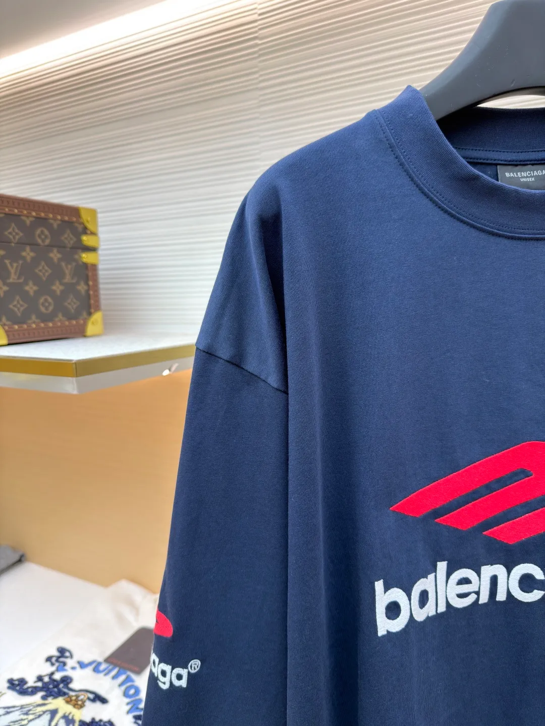 Balenciaga letter embroidered round neck long sleeves ●Original version: Purchased and developed by 7589 ●Item number: 1681821-A30 ●Fabric: pure cotton fabric ●Technology: embroidery production ●Color: navy blue ●Version: loose fit ●Weight: about 470 grams ●Size: XS-S-M-L ●Description: This Balenciaga dark gray long-sleeved top is made of heavyweight pure cotton fabric and has been treated with distressed washing to give it a soft matte texture, taking into account both comfort and stiffness. The core logo on the body adopts three-dimensional towel embroidery technology: the red brand symbol and white letter embroidery are full and three-dimensional, with clear texture and not easy to fall off; the cuffs are matched with the same series of embroidered logos, and the details echo the overall design. The neckline has a half-high ribbed structure, and elastic knitting ensures a good fit; the body is cut in a loose-shoulder style, with neat stitching and fine hemming on the edges. It not only retains the casualness of street style, but also embodies the craftsmanship of luxury items. The overall wiring is straight and delicate, the fabric is comfortable and soft, and the color is consistent without color difference. It can be matched with the same style to create a fashionable look and control various occasions. Customized accessories, complete with three standards, same style for men and women!