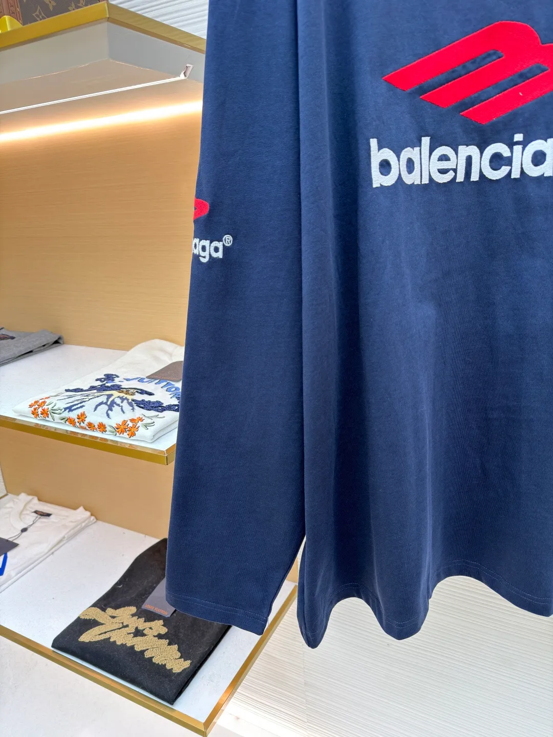 Balenciaga letter embroidered round neck long sleeves ●Original version: Purchased and developed by 7589 ●Item number: 1681821-A30 ●Fabric: pure cotton fabric ●Technology: embroidery production ●Color: navy blue ●Version: loose fit ●Weight: about 470 grams ●Size: XS-S-M-L ●Description: This Balenciaga dark gray long-sleeved top is made of heavyweight pure cotton fabric and has been treated with distressed washing to give it a soft matte texture, taking into account both comfort and stiffness. The core logo on the body adopts three-dimensional towel embroidery technology: the red brand symbol and white letter embroidery are full and three-dimensional, with clear texture and not easy to fall off; the cuffs are matched with the same series of embroidered logos, and the details echo the overall design. The neckline has a half-high ribbed structure, and elastic knitting ensures a good fit; the body is cut in a loose-shoulder style, with neat stitching and fine hemming on the edges. It not only retains the casualness of street style, but also embodies the craftsmanship of luxury items. The overall wiring is straight and delicate, the fabric is comfortable and soft, and the color is consistent without color difference. It can be matched with the same style to create a fashionable look and control various occasions. Customized accessories, complete with three standards, same style for men and women!